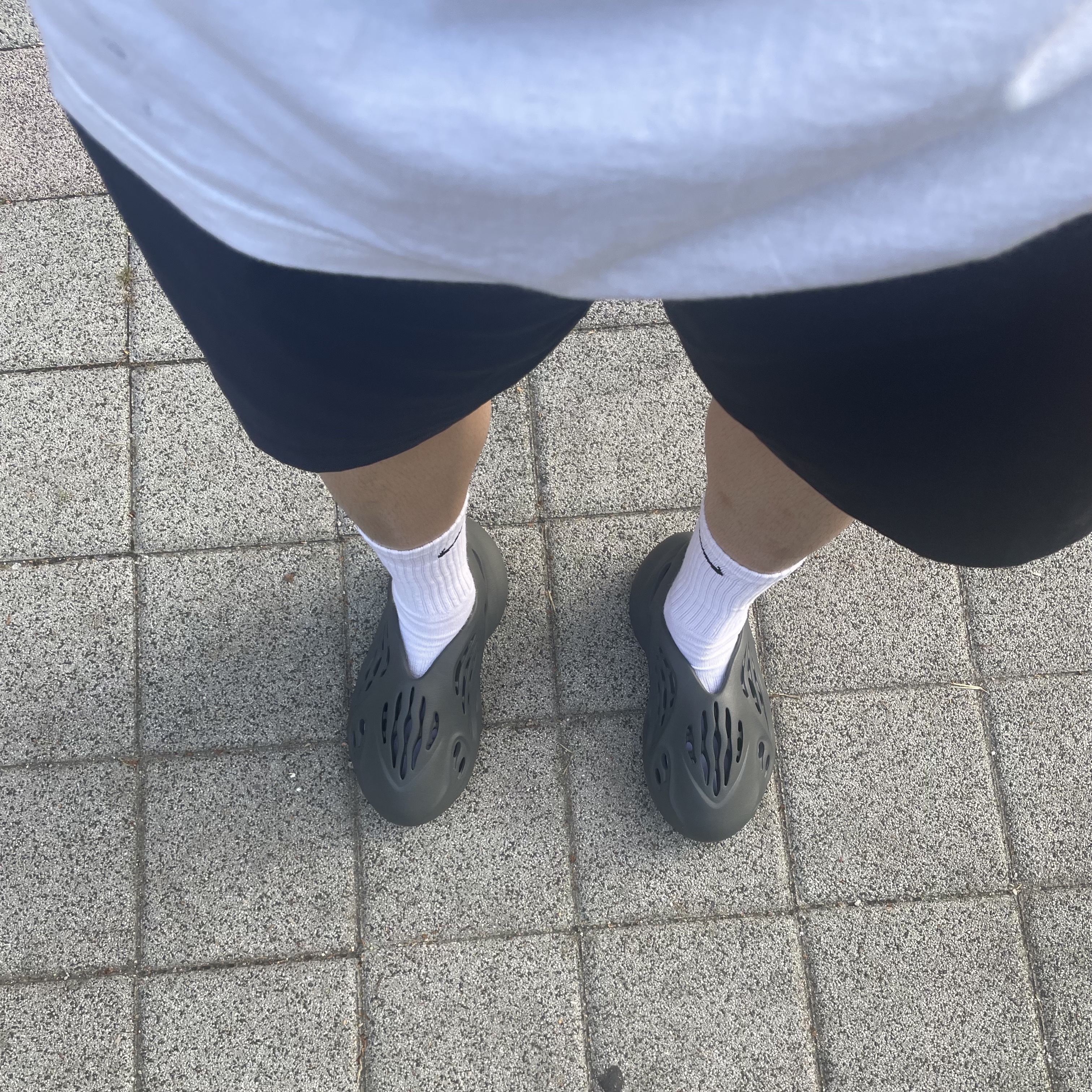 Adidas Yeezy Foam RNNR Carbon 착용 스타일