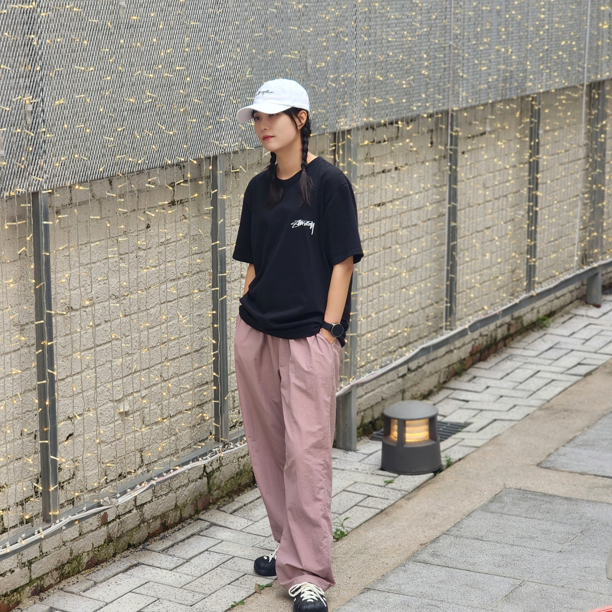 Adidas Adilette Clog Black White, Stussy Sphinx T-shirt Black 착용 스타일 - 1