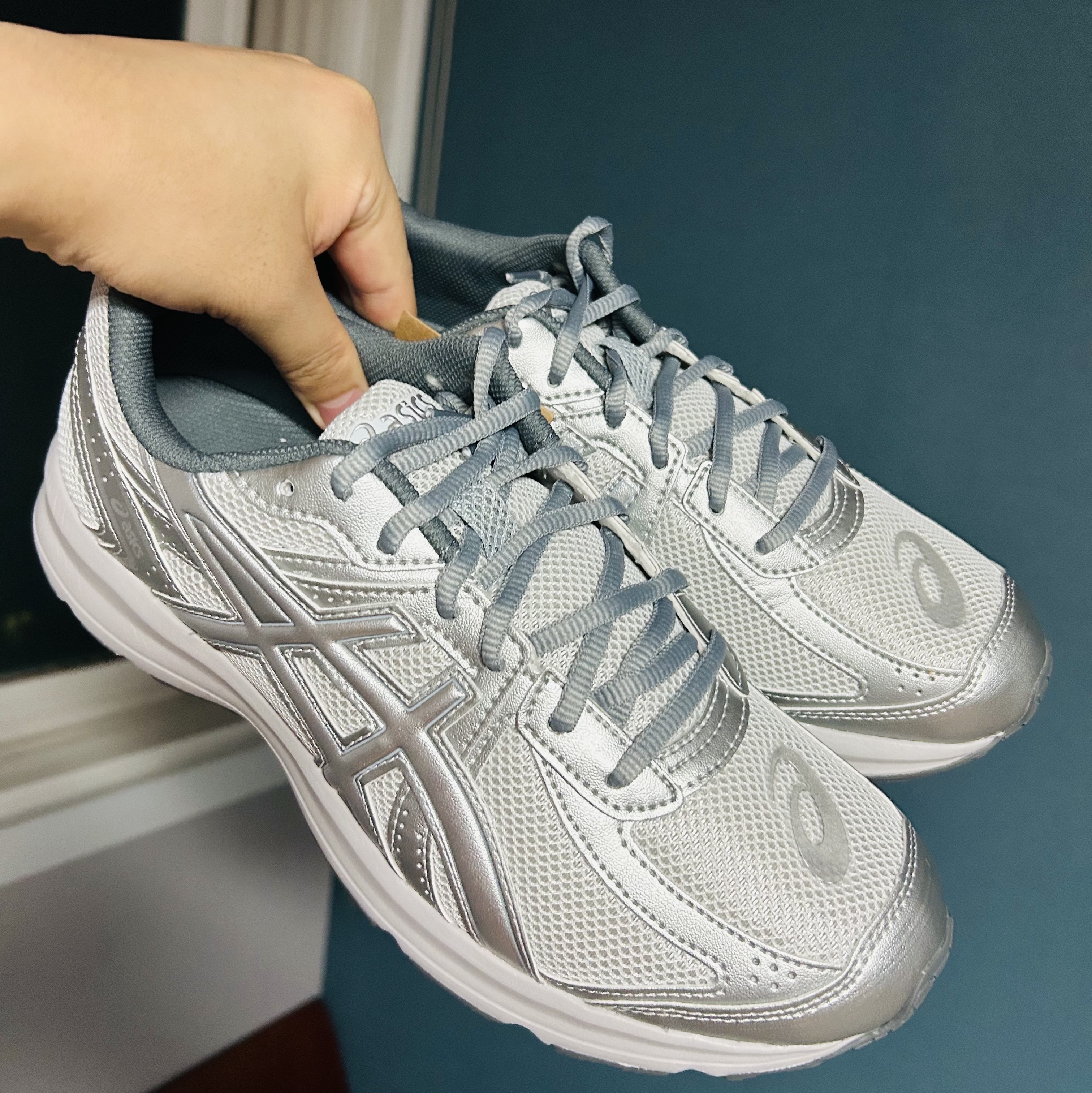 Asics Jog 100 S SMU Glacier Grey Pure Silver - 2E Wide 착용 스타일