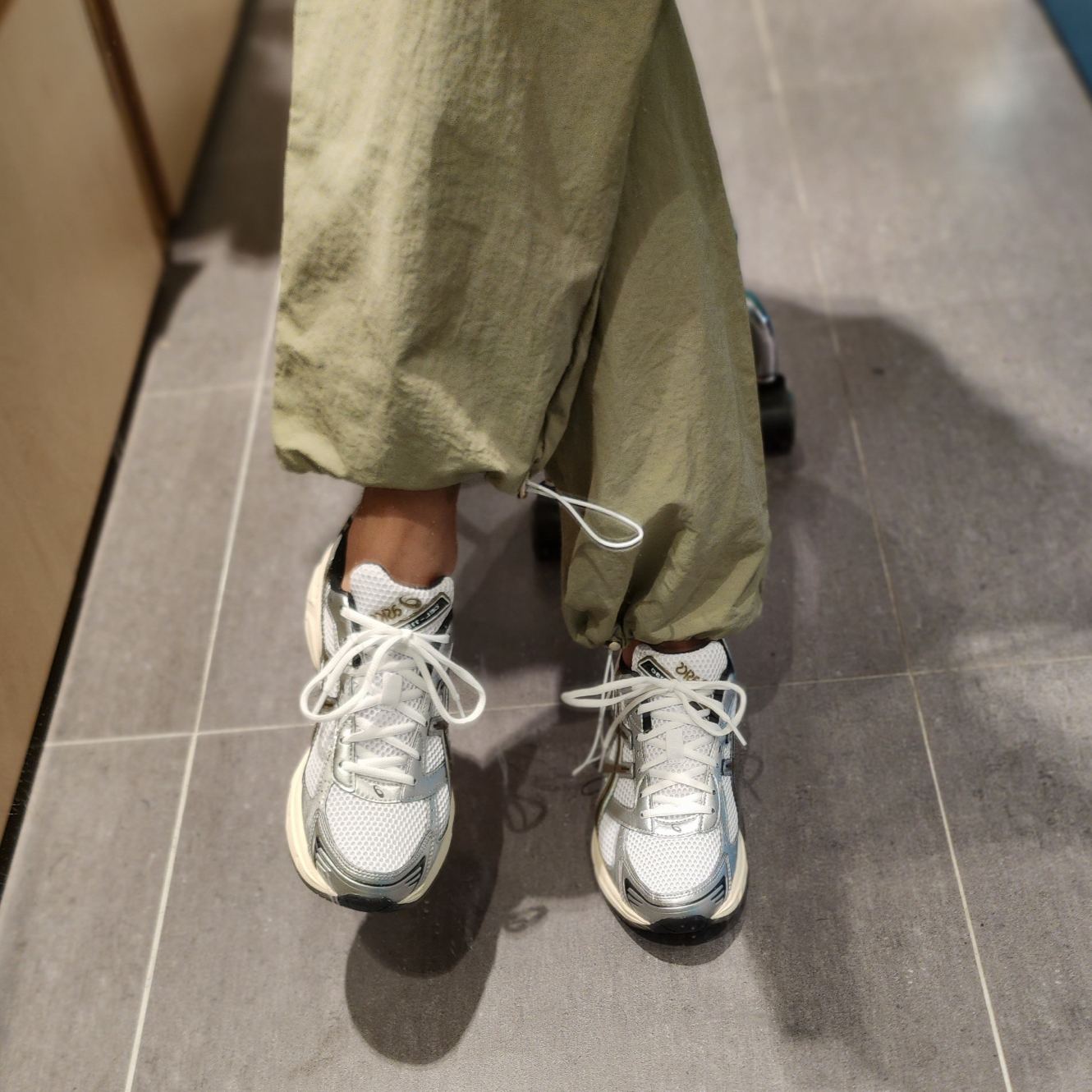 Asics Gel-1130 White Clay Canyon 착용 스타일 - 1