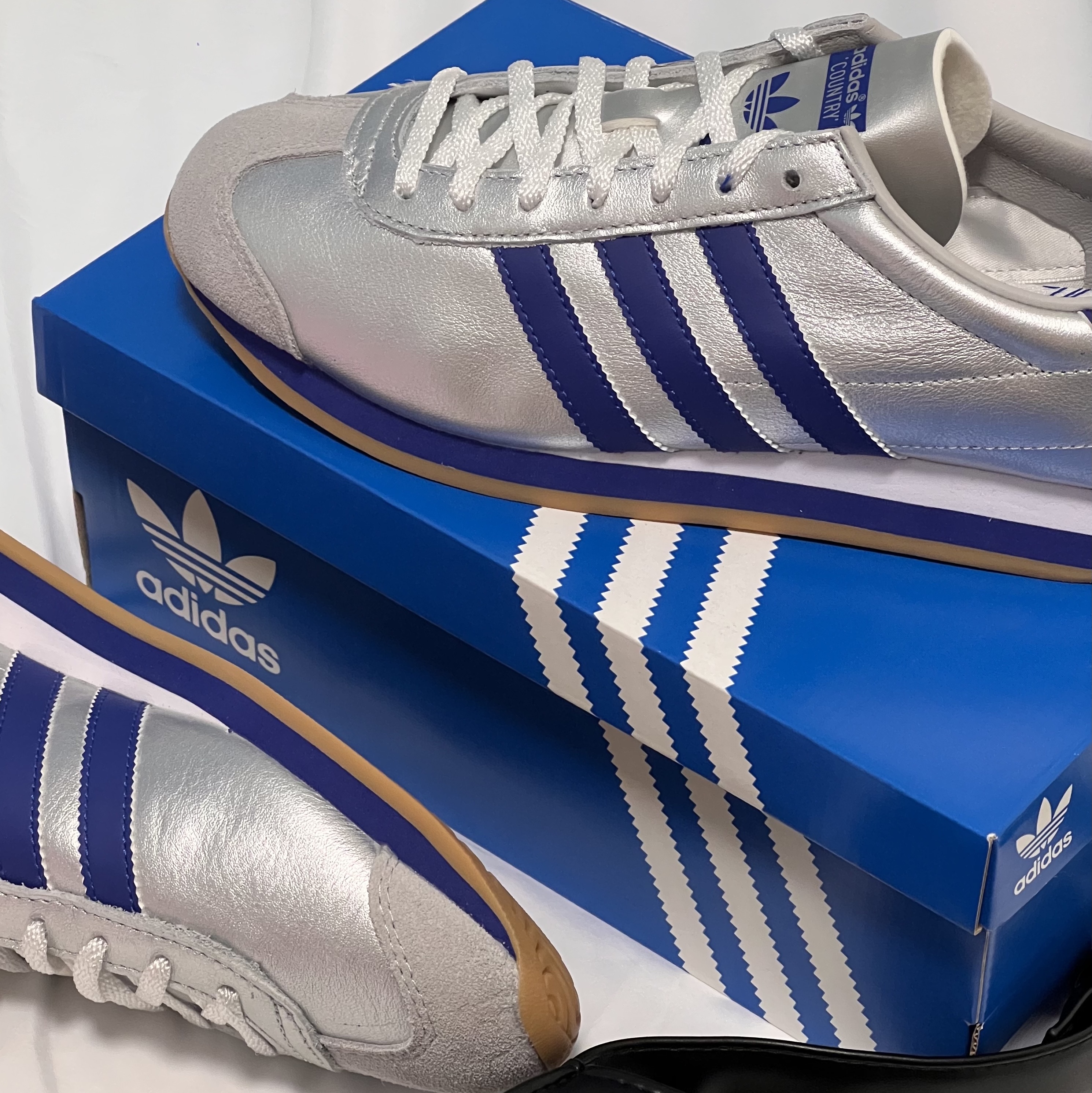 Adidas Country OG Matte Silver Bright Blue 착용 스타일