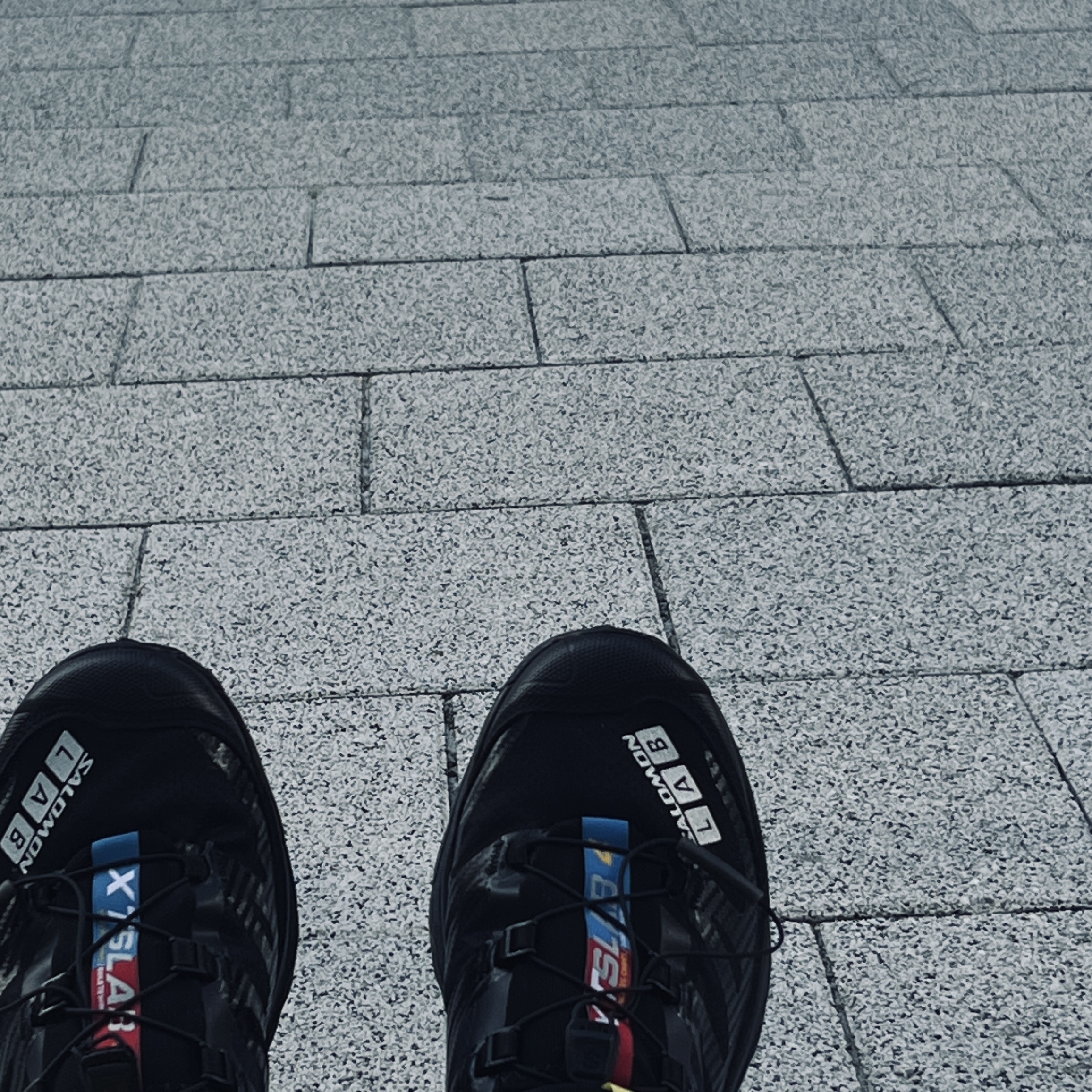 Salomon XT-4 Black Silver Metallic 착용 스타일