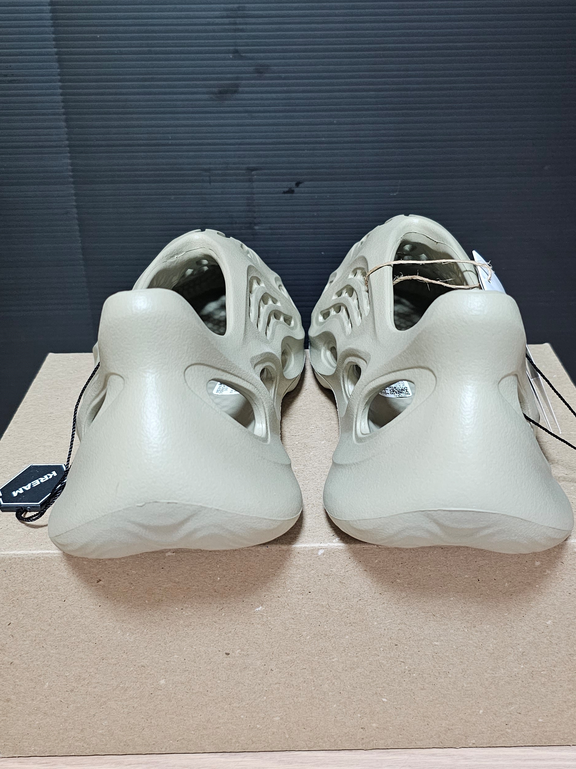 Adidas Yeezy Foam RNNR Stone Salt 착용 스타일 - 3