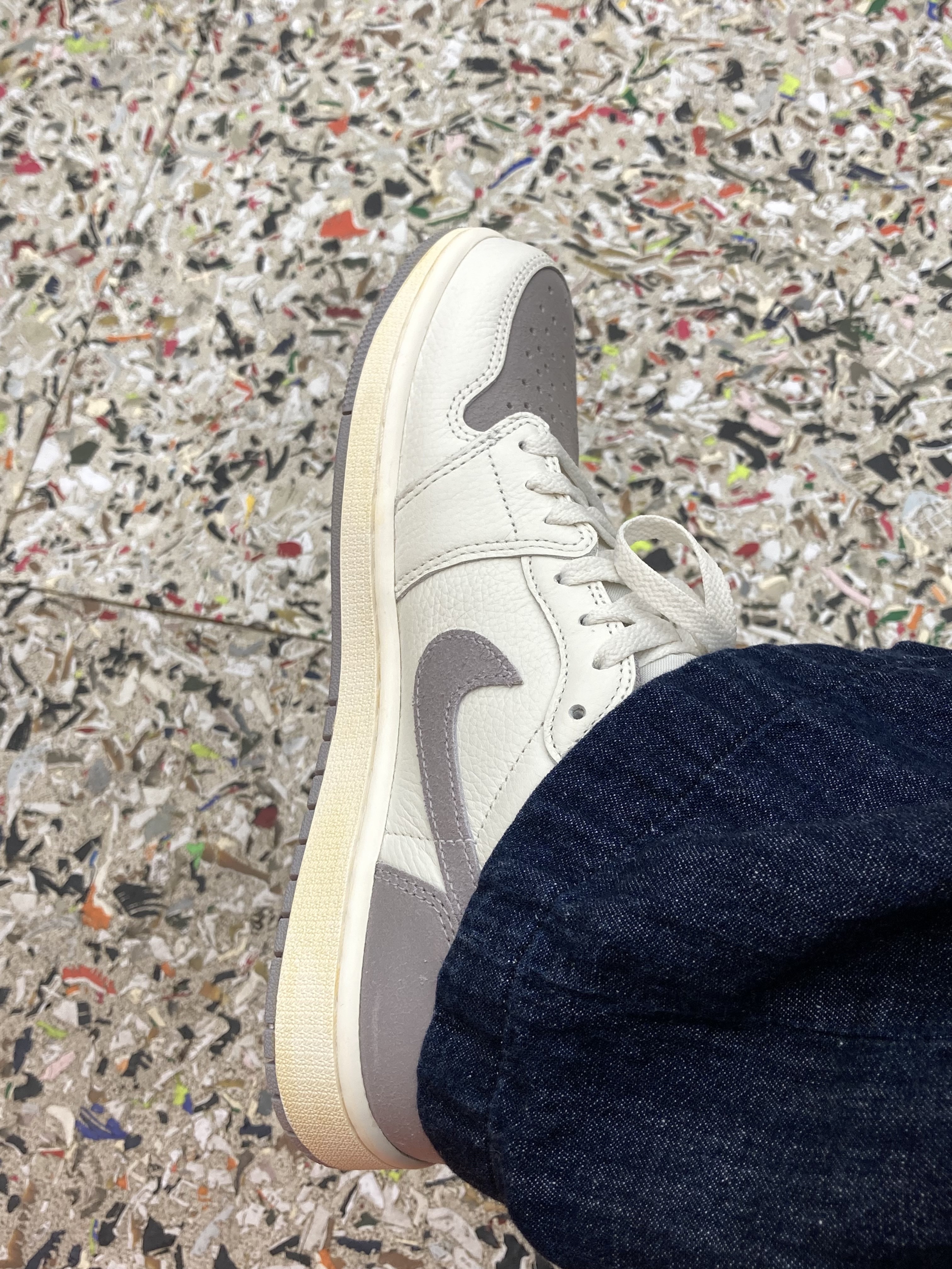 Jordan 1 Retro Low OG Atmosphere Grey 착용 스타일 - 2
