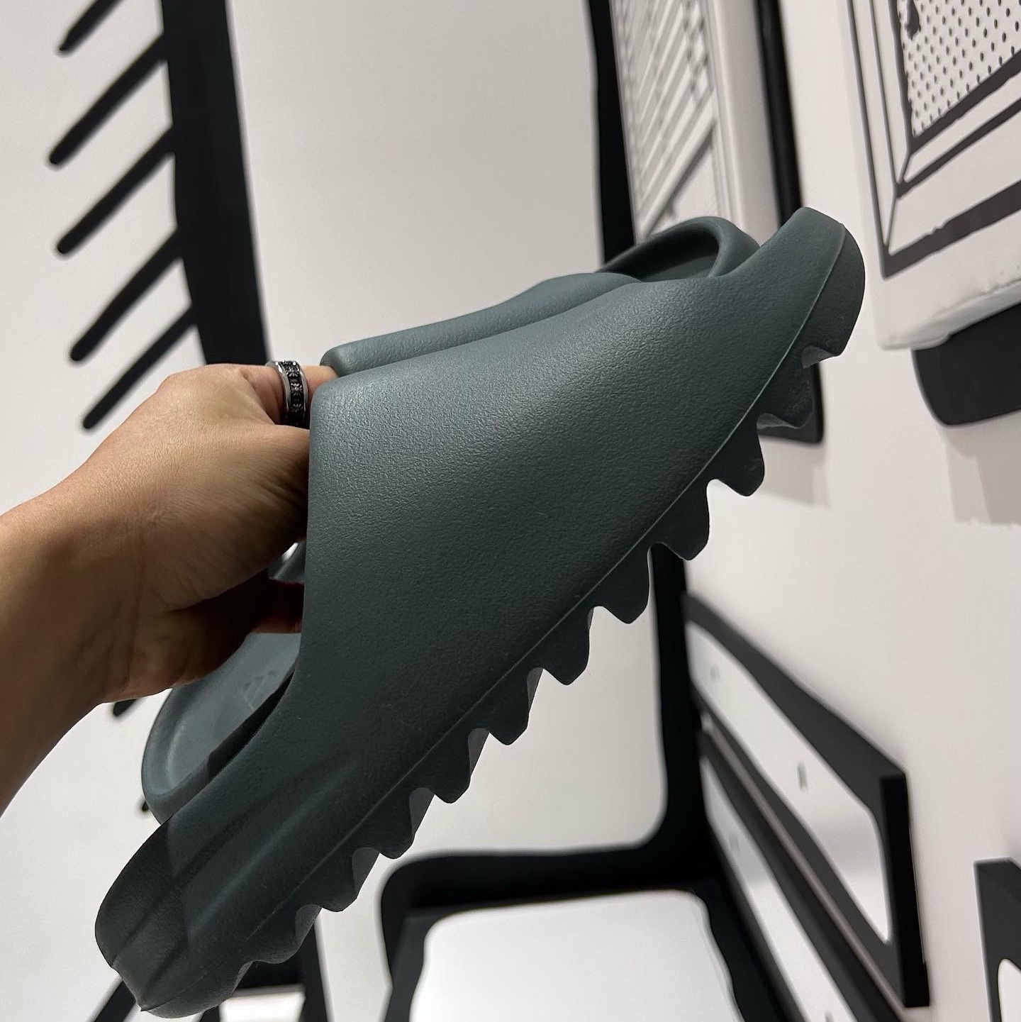 Adidas Yeezy Slide Slate Marine, Nike Park 20 T-Shirt Black 착용 스타일 - 2