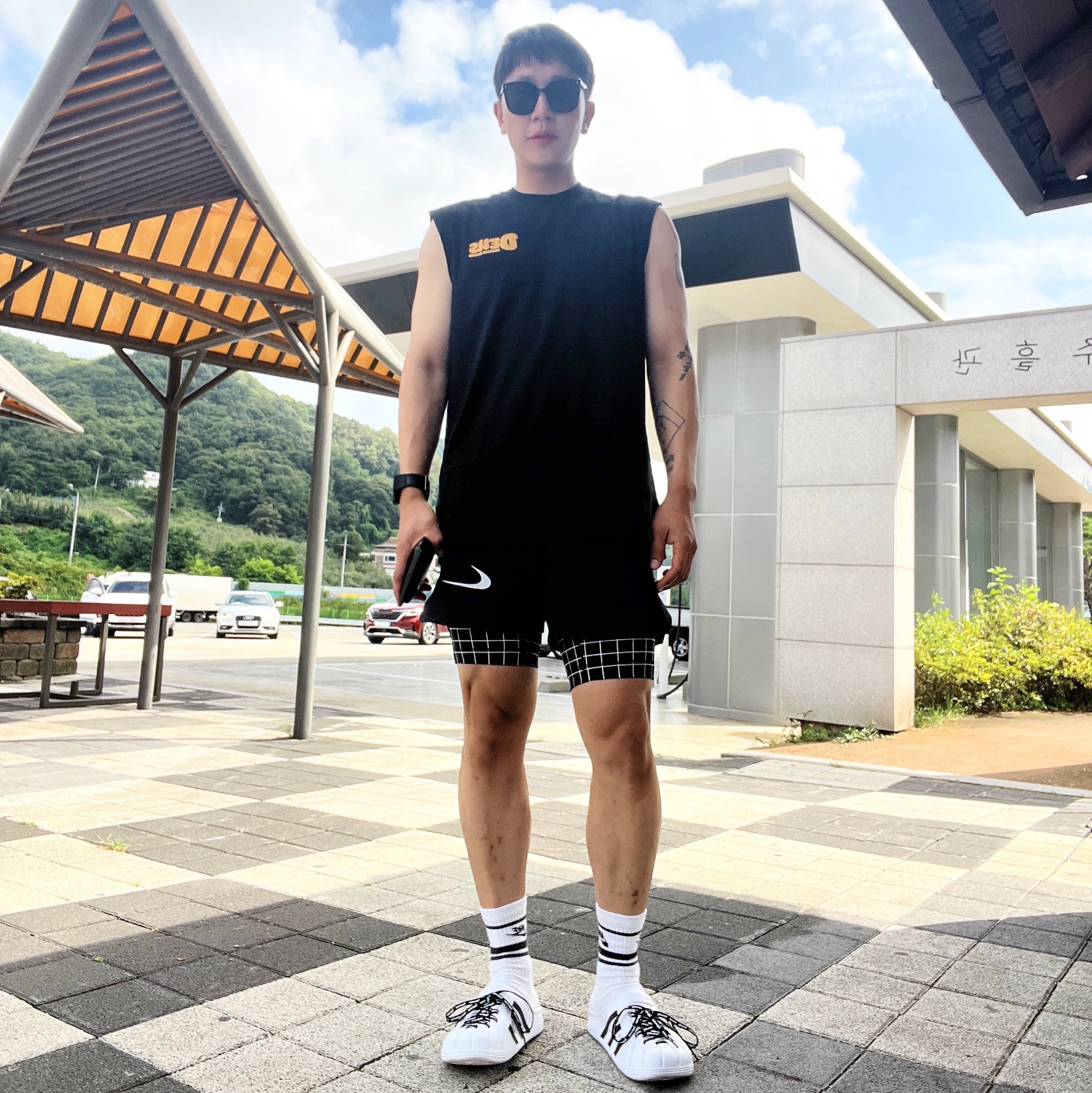 Nike x Off-White NRG Shorts Black, Adidas Adilette Clog White Black 착용 스타일 - 2