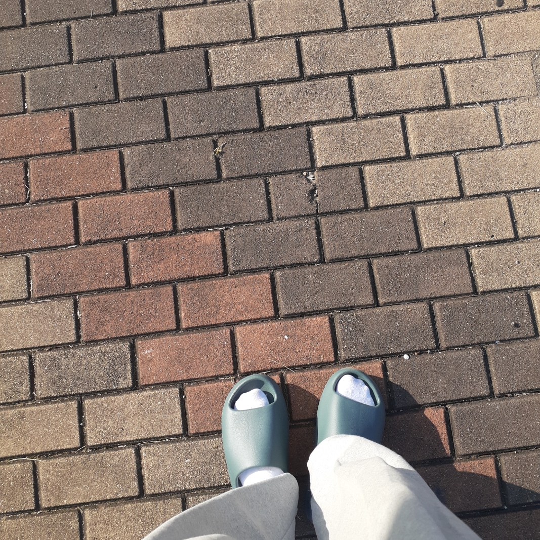 Adidas Yeezy Slide Slate Marine 착용 스타일 - 2