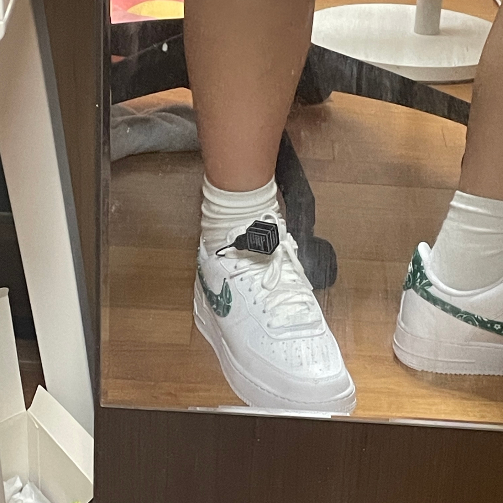 (W) Nike Air Force 1 '07 Essential Paisley Swoosh White Malachite 착용 스타일 - 1