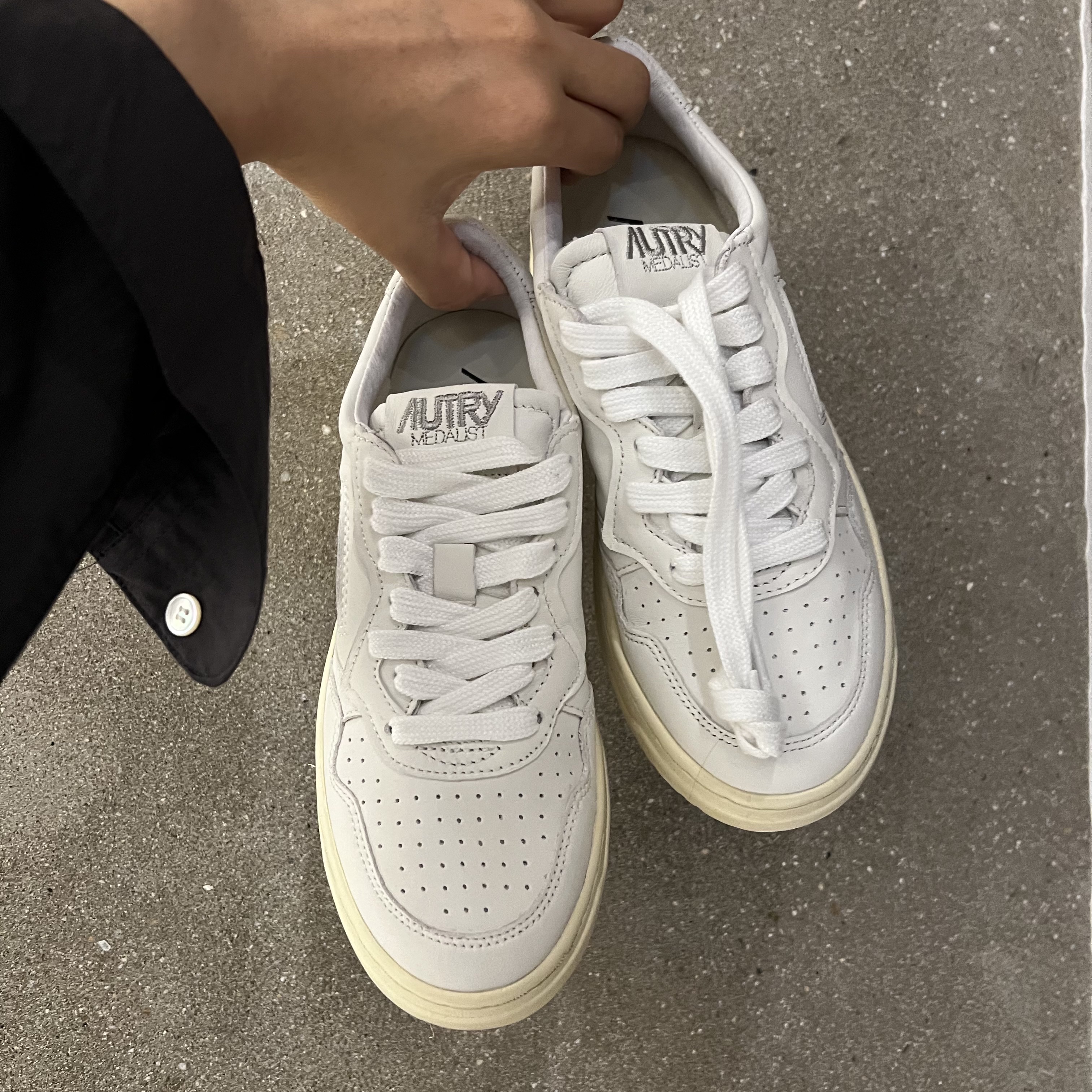 (W) Autry Medalist Low Goatskin Sneakers White 착용 스타일 - 2