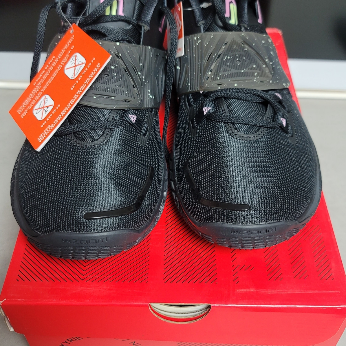 Nike Kyrie Low 3 EP Black Metallic Silver 착용 스타일 - 1