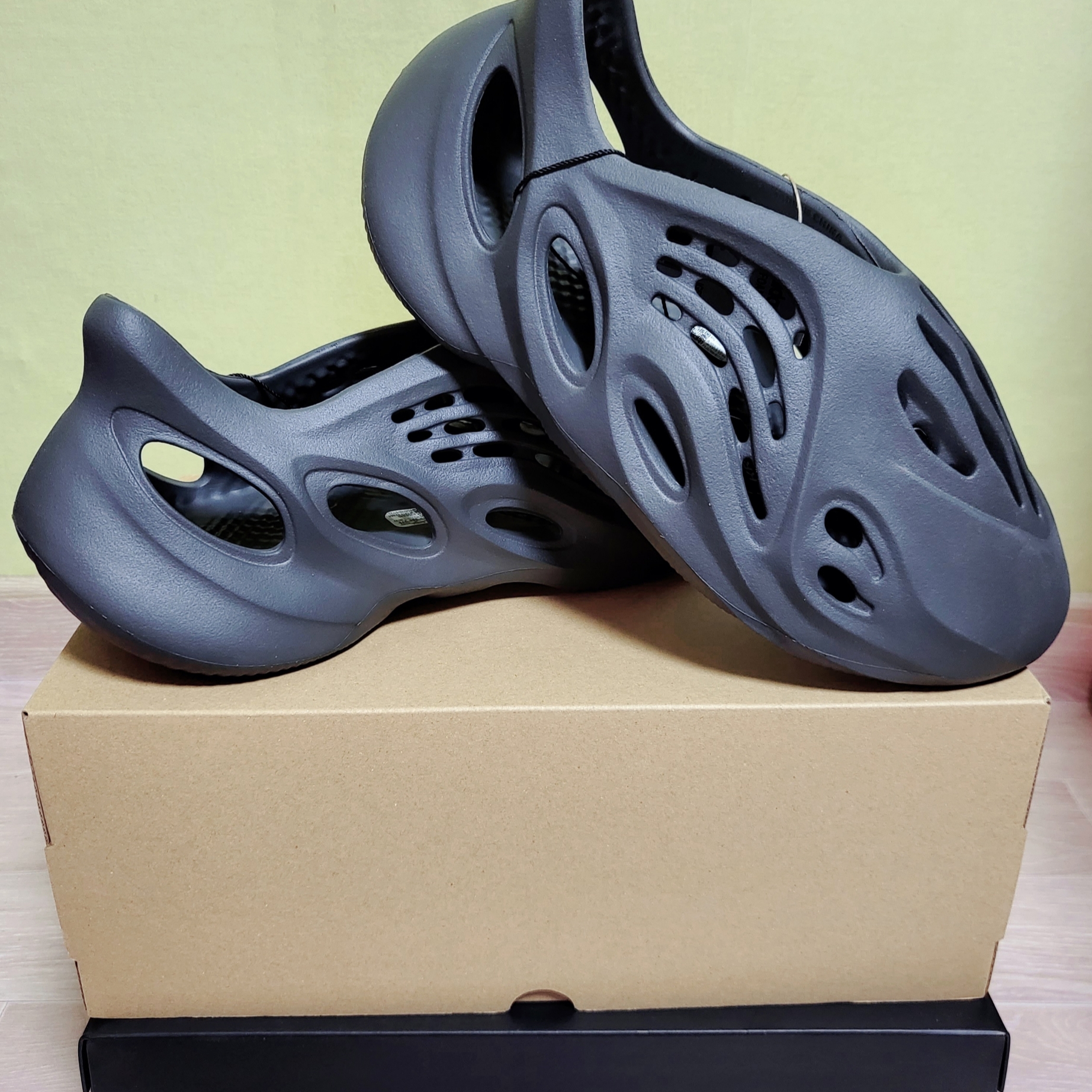 Adidas Yeezy Foam RNNR Carbon 착용 스타일