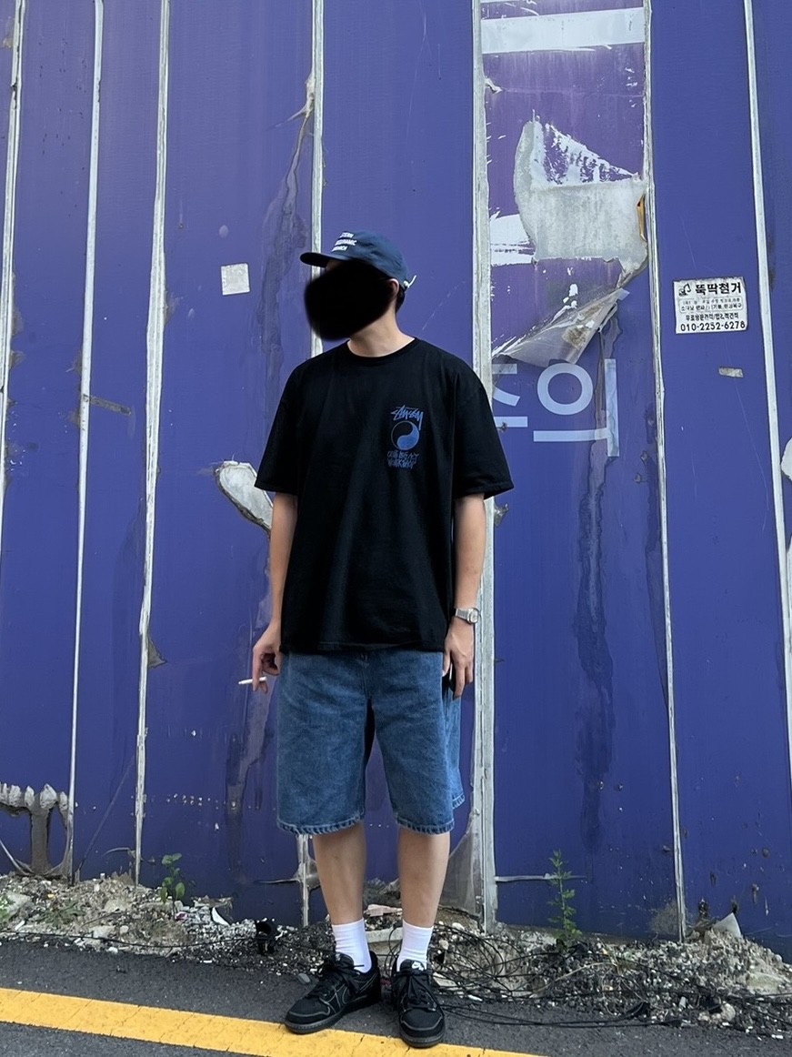 Jordan 1 x Travis Scott Retro Low OG SP Black Phantom, Stussy x Our Legacy Frame Pigment Dyed T-Shirt Black 착용 스타일 - 1