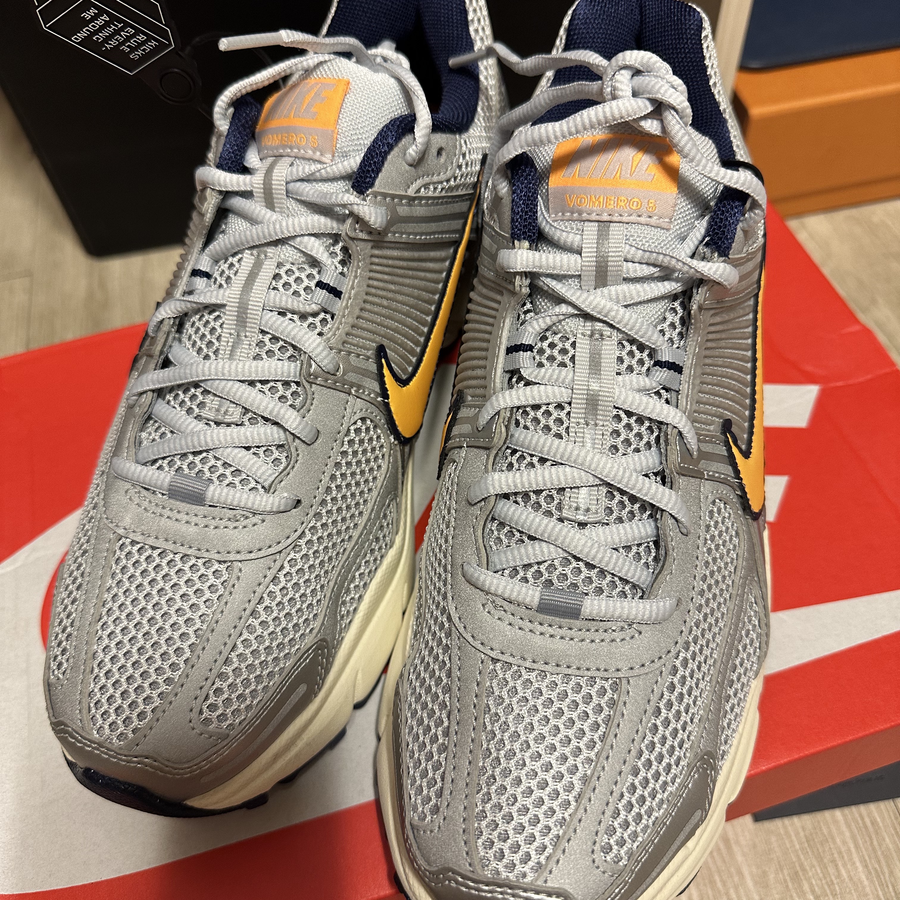 Nike Zoom Vomero 5 Pure Platinum and Laser Orange 착용 스타일 - 1
