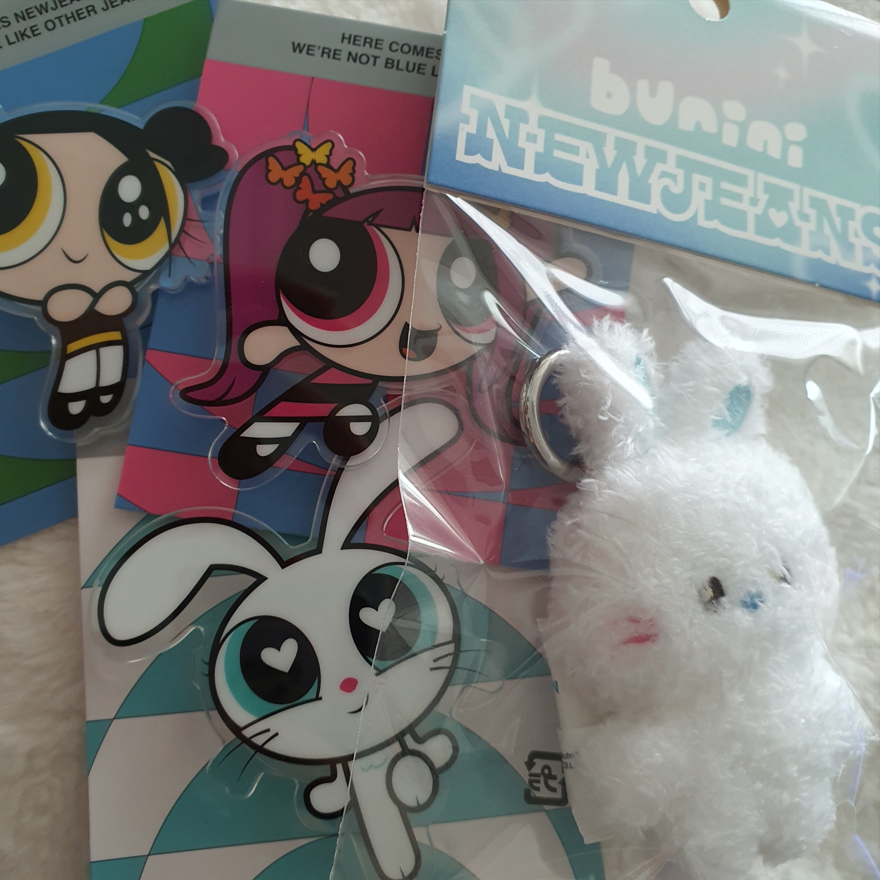NewJeans x The Powerpuff Girls Acrylic Smarttok Hanni, NewJeans x The Powerpuff Girls Acrylic Smarttok Danielle 착용 스타일 - 1