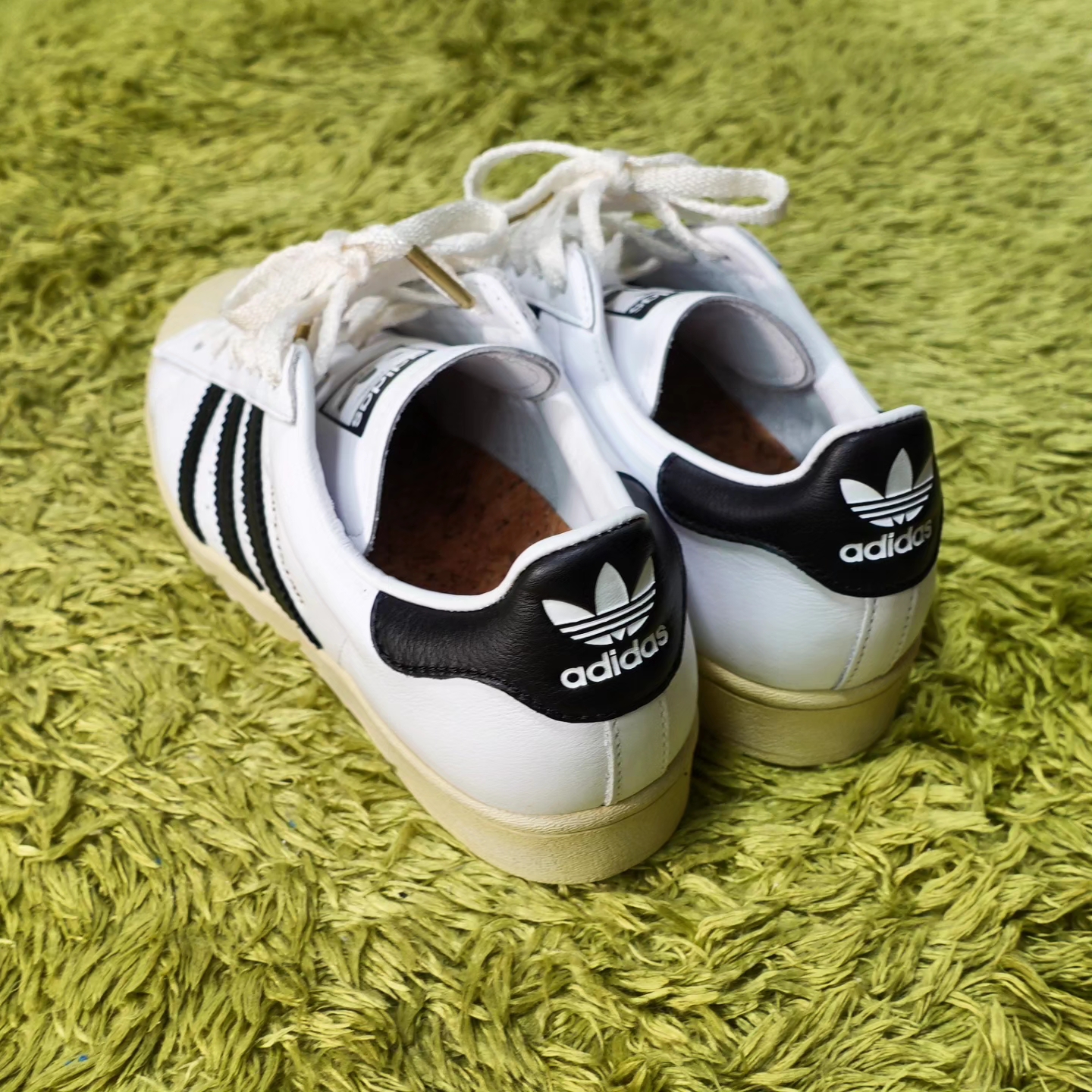 Adidas Superstar Premium White Black, Adidas Superstar White Black 착용 스타일 - 5