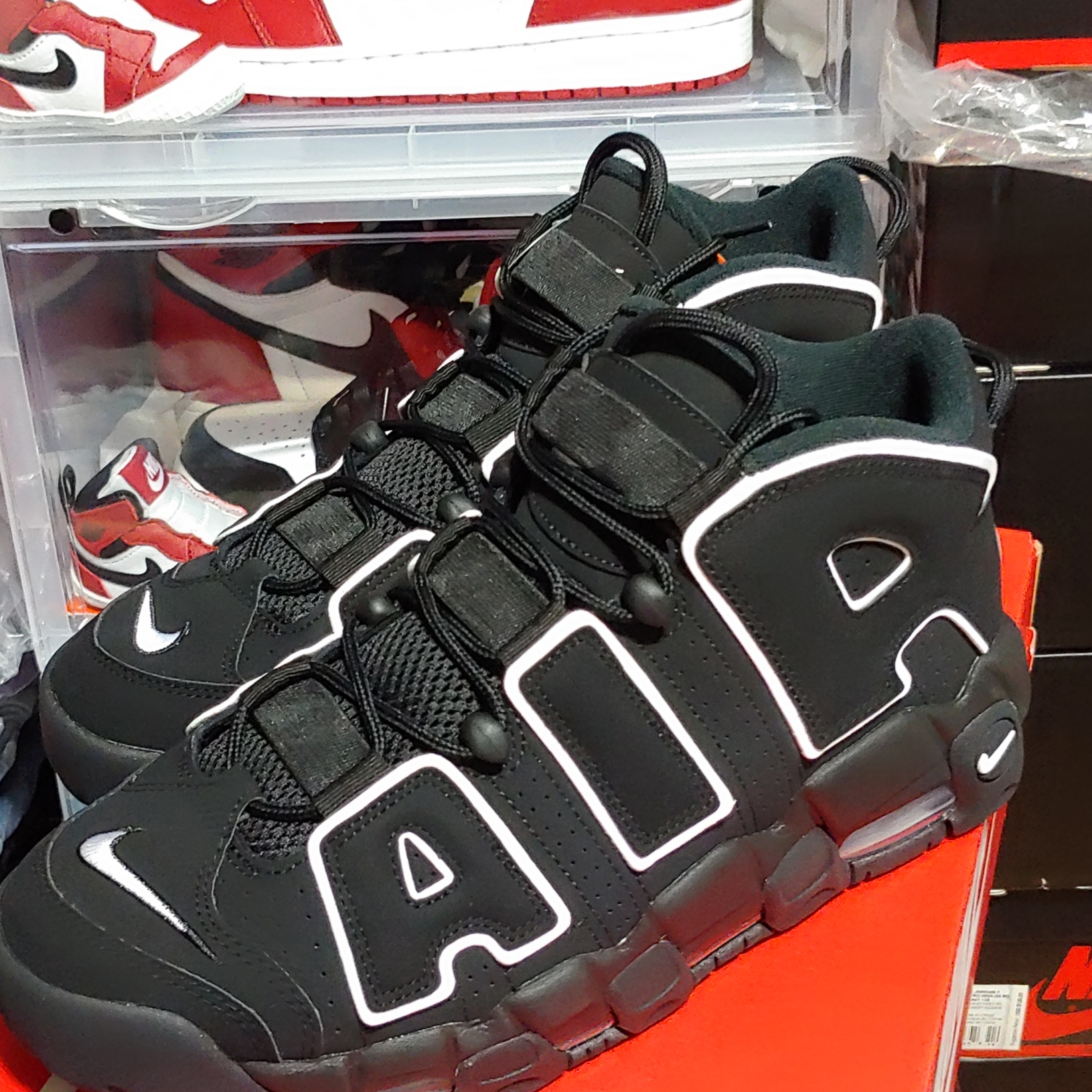 Nike Air More Uptempo Black White 2020, Jordan 1 Retro High OG Chicago 2015 착용 스타일 - 3