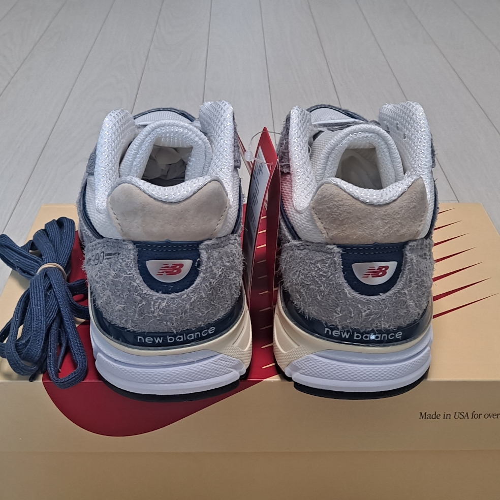 New Balance 990v4 Made in USA Gray Suede 착용 스타일 - 3