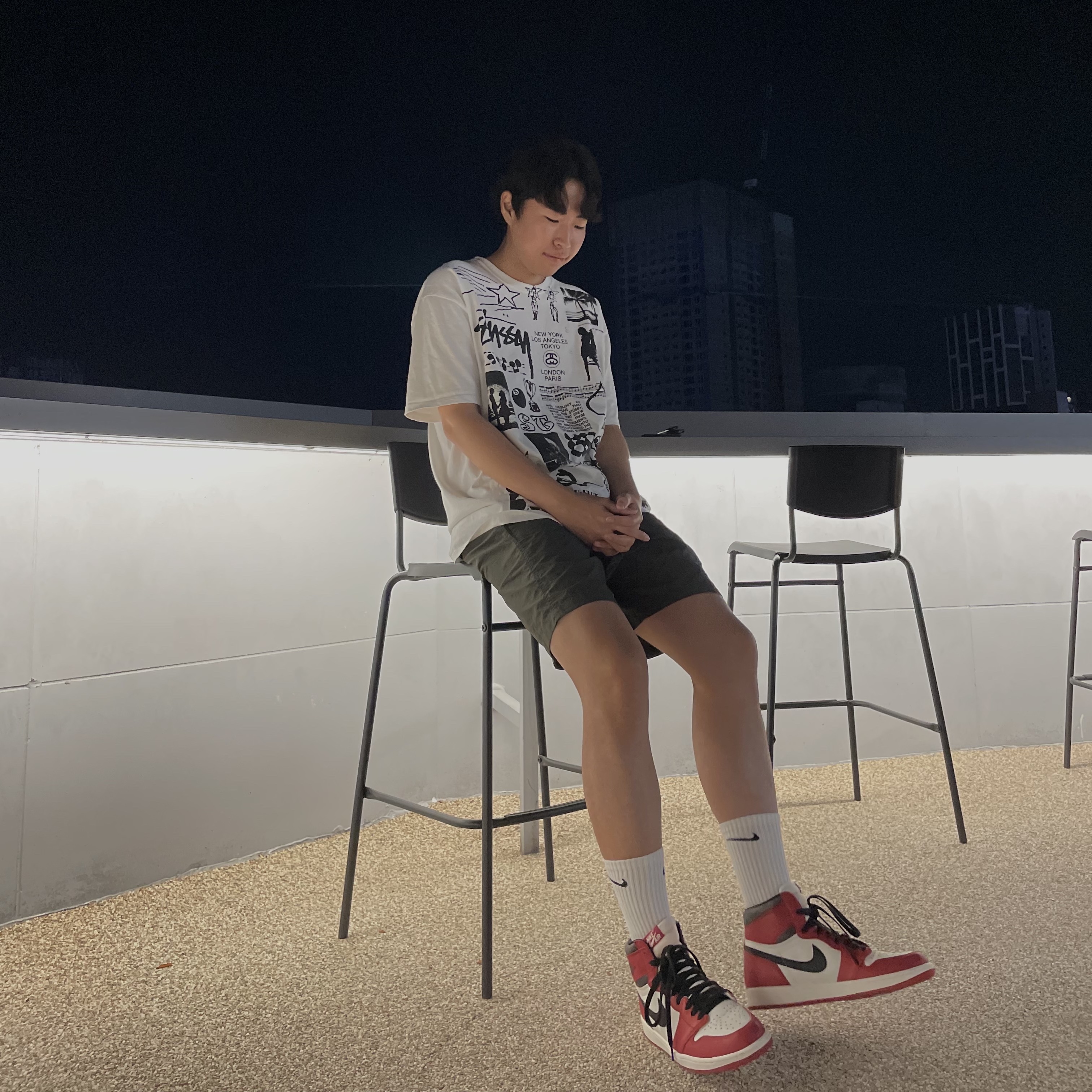 Stussy Sara T-Shirt White, Jordan 1 Retro High OG Chicago 2022 착용 스타일 - 1