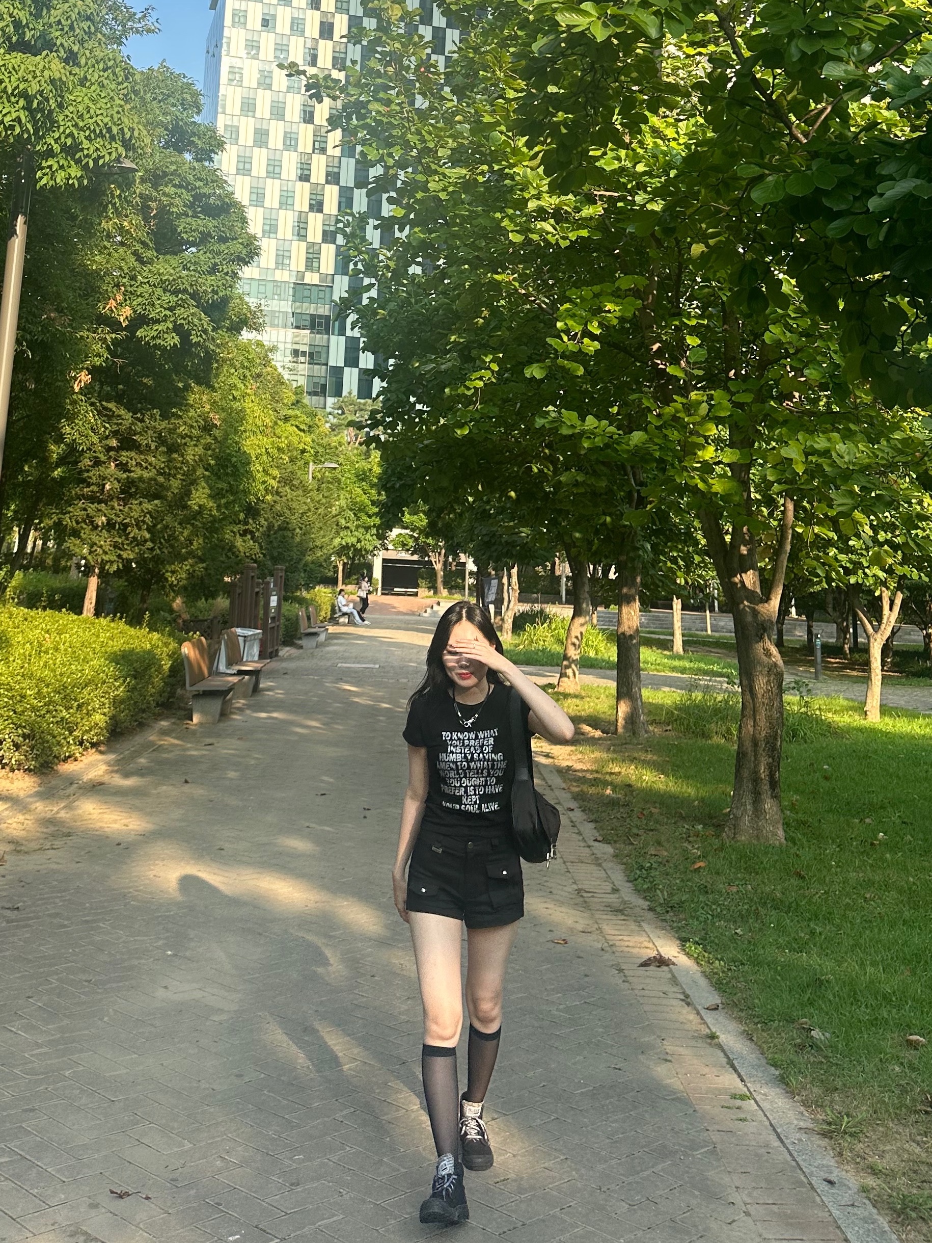 Matin Kim Buckle Bag Black, (W) Bohemian Seoul Biker Short Pants Black 착용 스타일 - 2