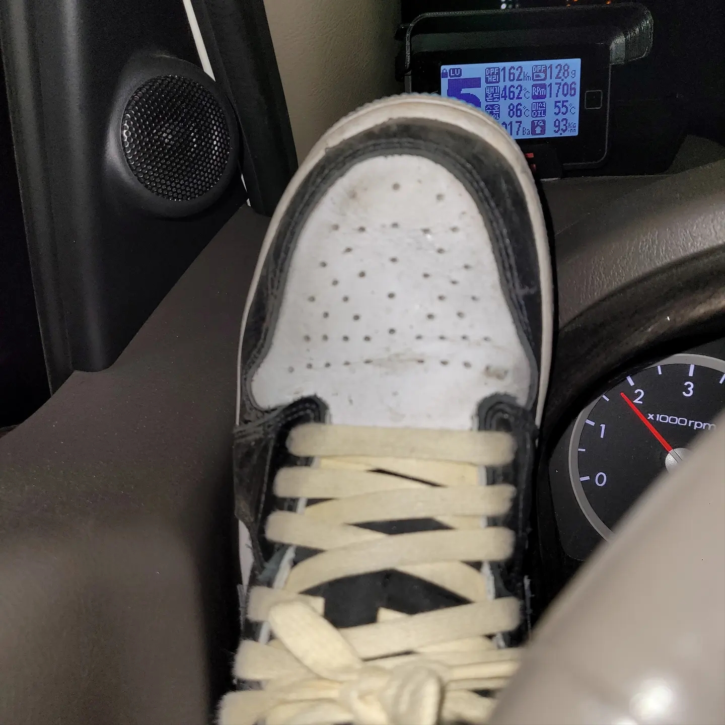 Jordan 1 Retro Low OG Black and Dark Powder Blue 착용 스타일 - 2