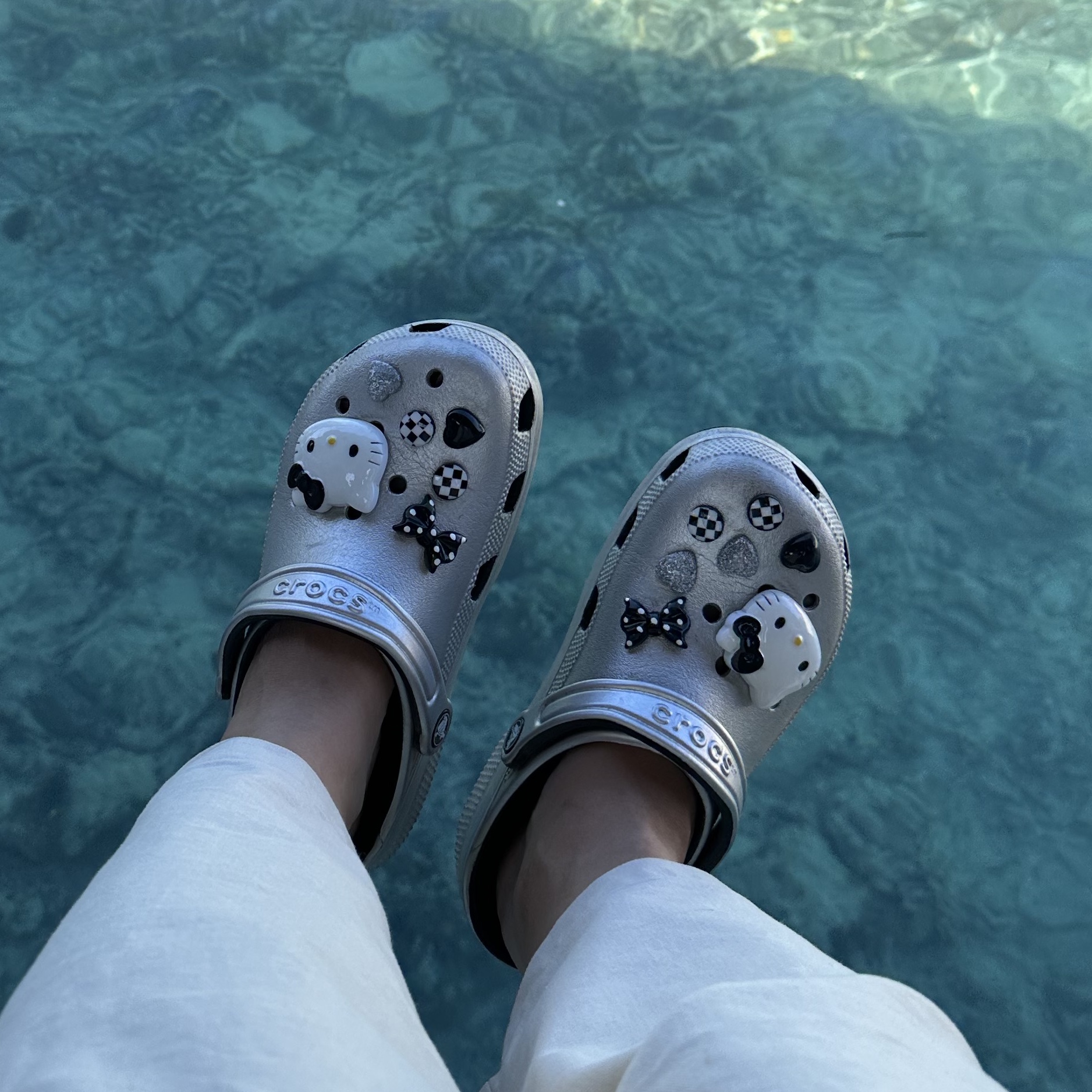 Crocs Classic Metallic Clog Silver 착용 스타일