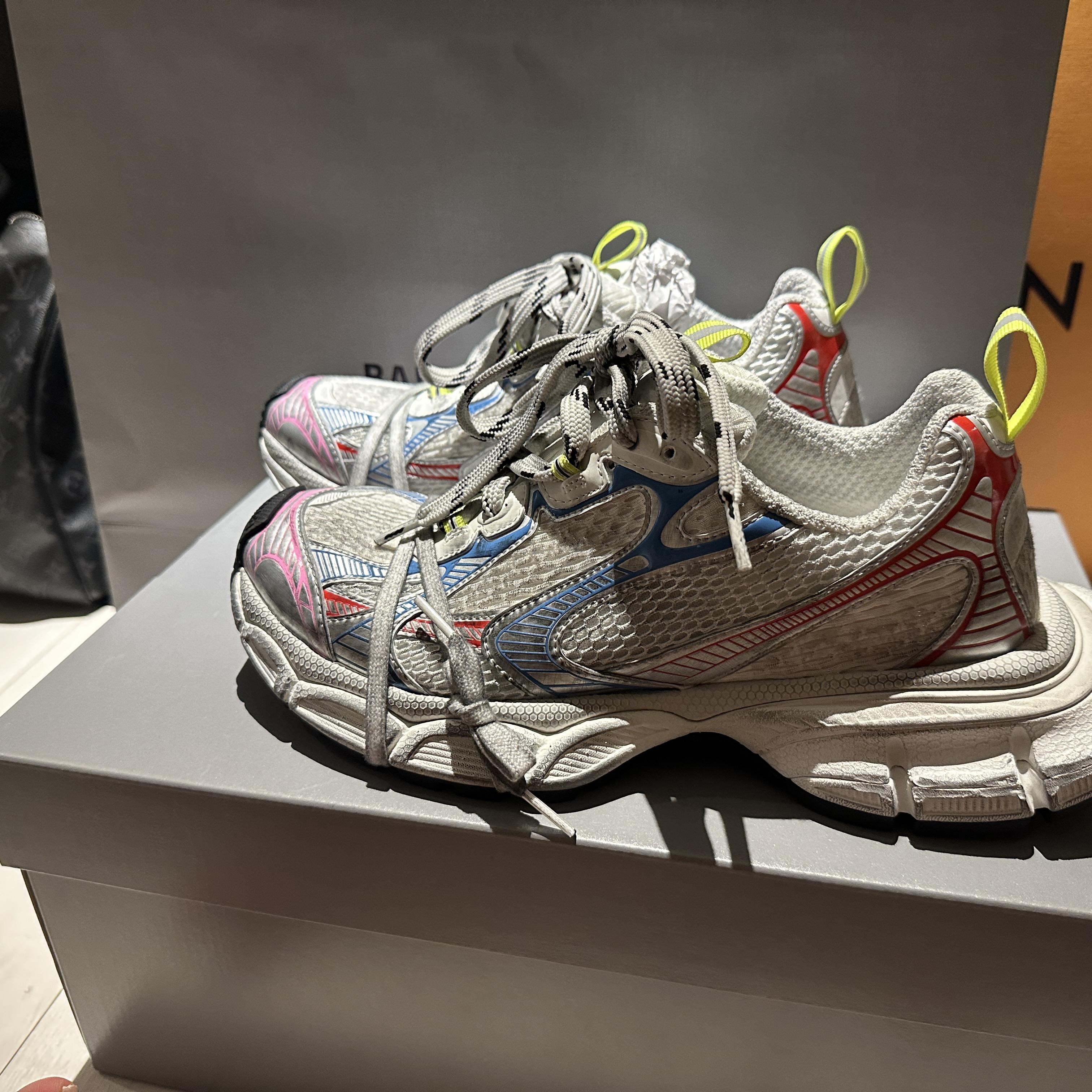 Balenciaga 3XL Sneakers White Red Blue 착용 스타일 - 2