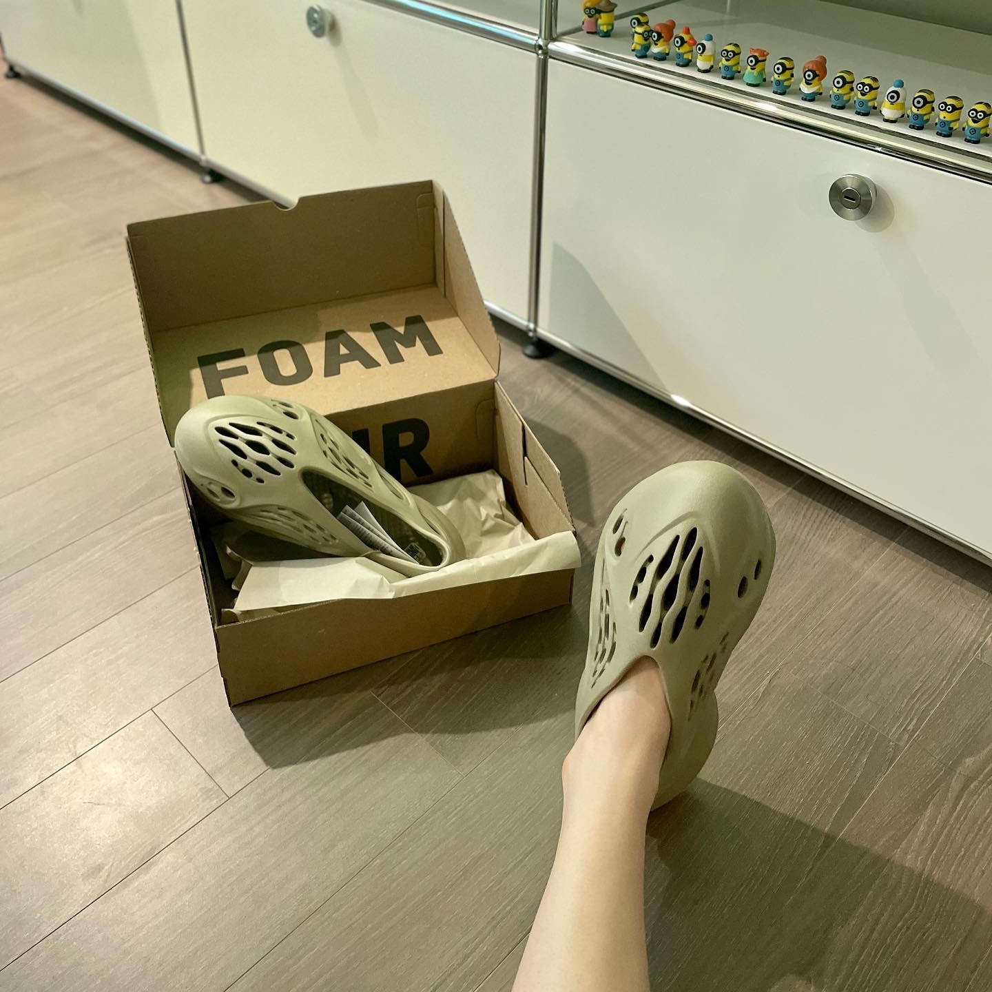 Adidas Yeezy Foam RNNR Stone Salt 착용 스타일