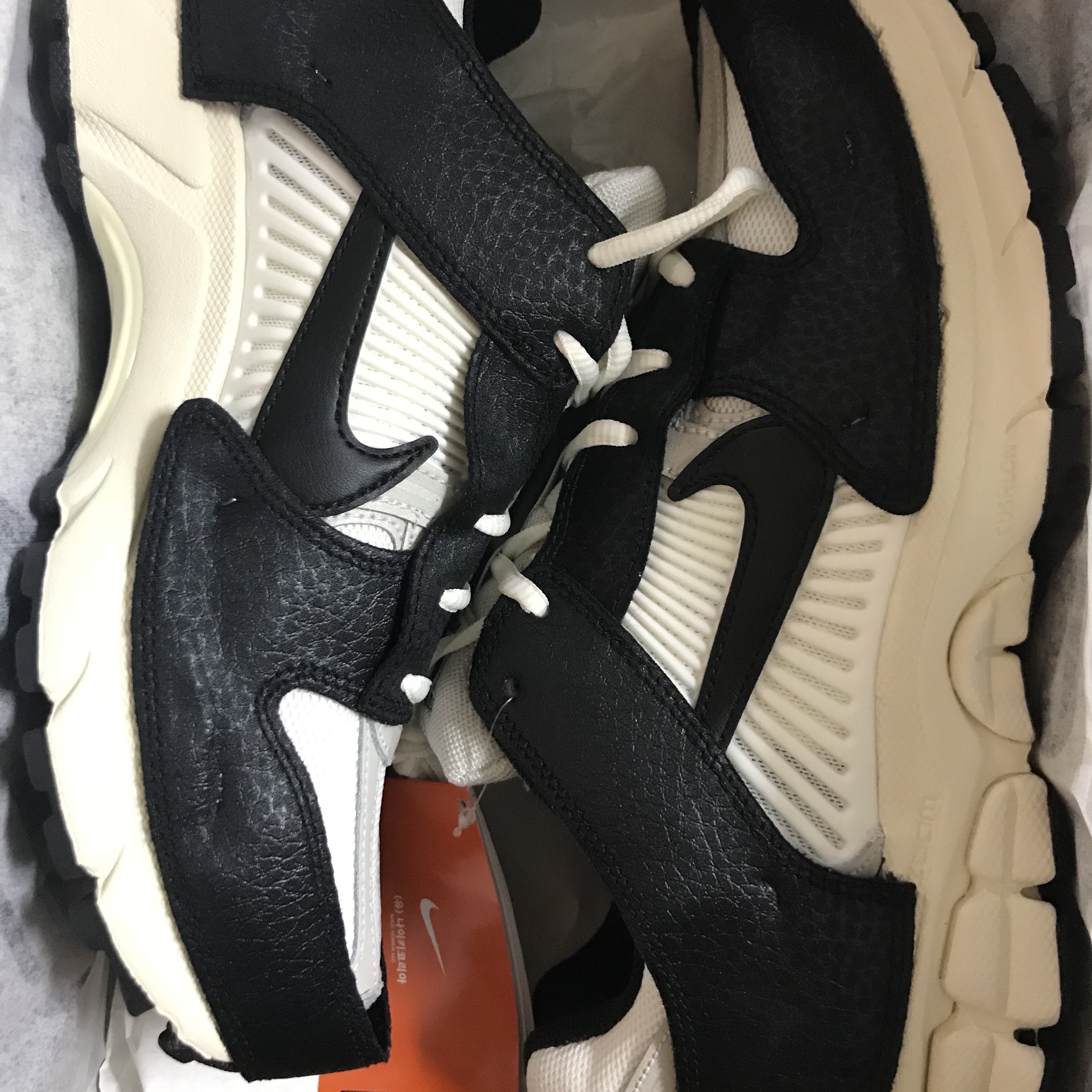 (W) Nike Zoom Vomero 5 Wolf Grey and Black 착용 스타일
