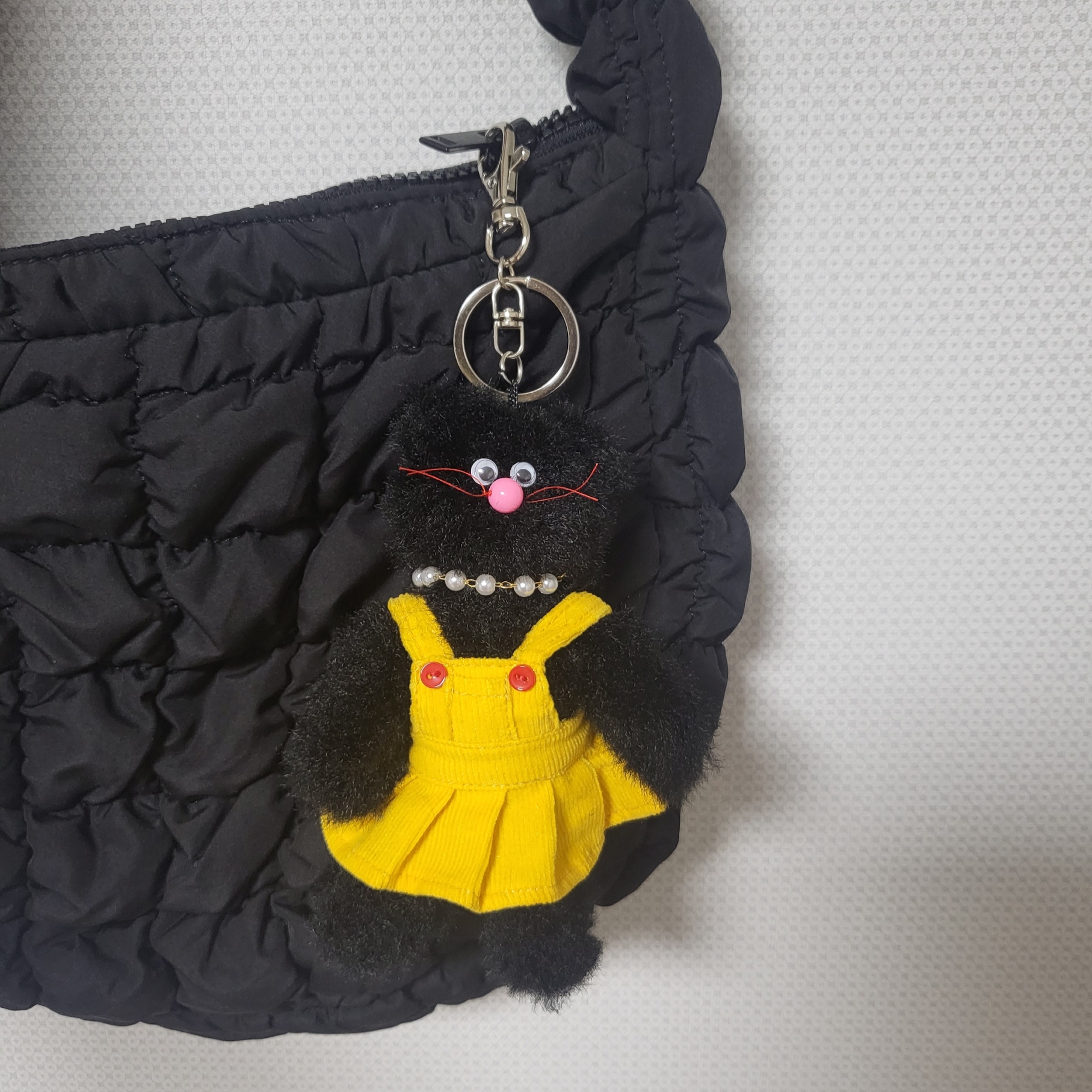 Monamhee Beulpingi Keyring with White Pants Black 착용 스타일