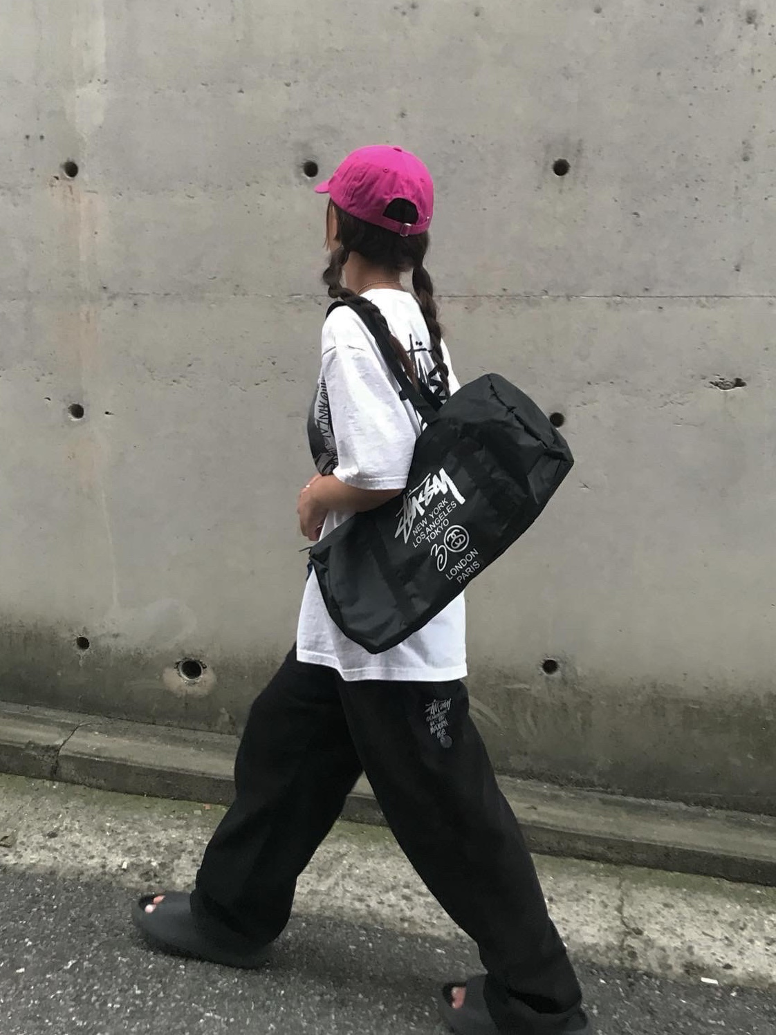 Stussy Washed Canvas Big OL' Jean Black, Stussy x Gang Starr Take It Personal T-Shirt White 착용 스타일 - 1