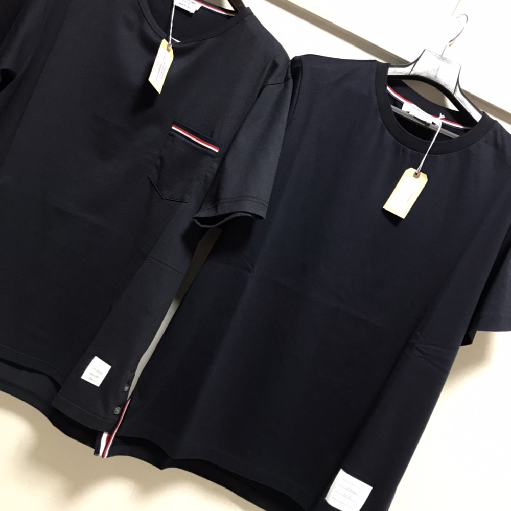 Thom Browne Medium Weight Jersey Side Slit Relaxed Fit T-Shirt Navy 착용 스타일