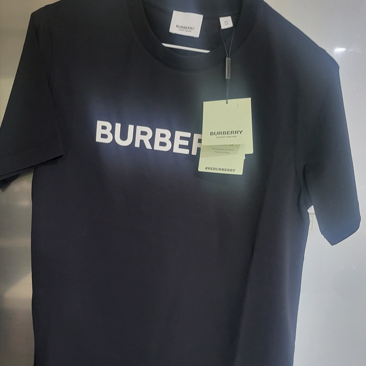 (W) Burberry Logo Print Cotton T-Shirt Black 착용 스타일