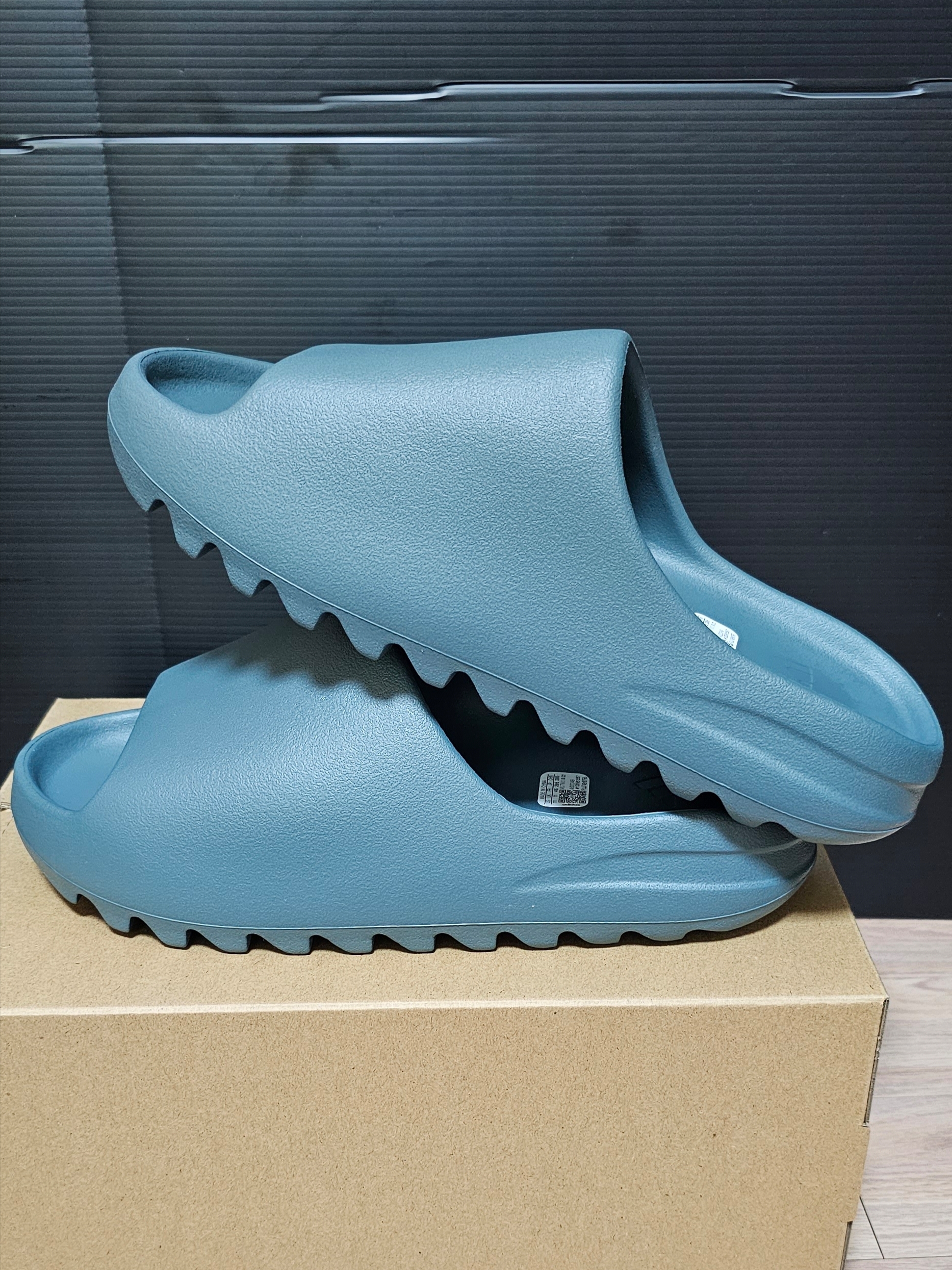 Adidas Yeezy Slide Slate Marine 착용 스타일 - 2