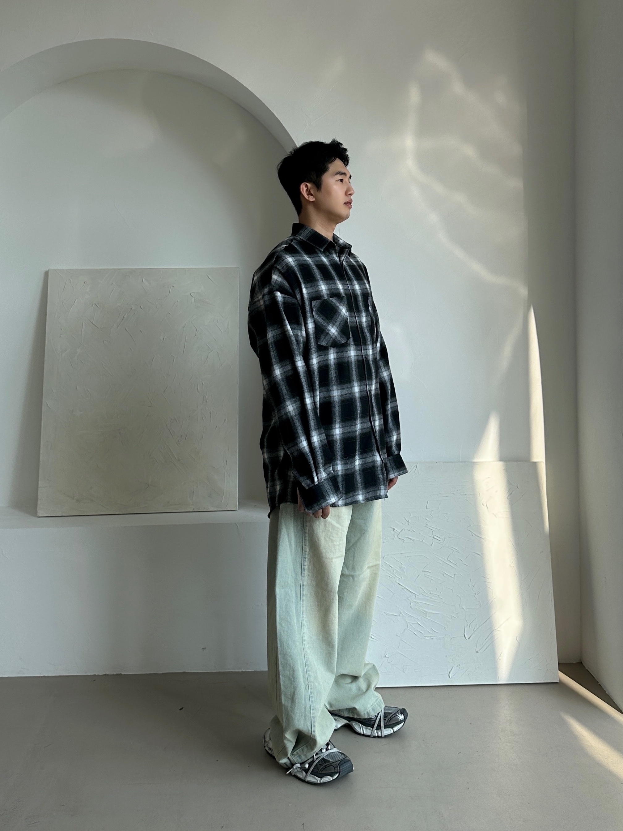 Balenciaga 3XL Mule Grey White Red 착용 스타일 - 2