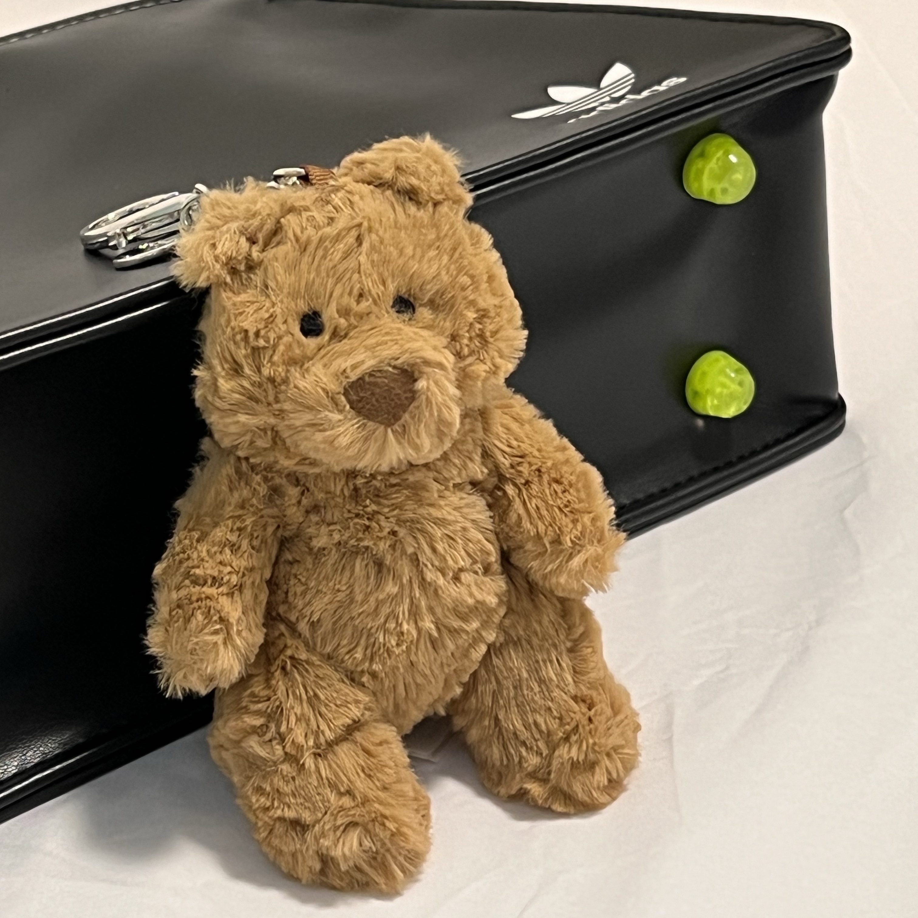 Jellycat Bartholomew Bear Bag Charm Brown, Adidas x Kseniaschnaider Mini Airliner Bag Black 착용 스타일 - 3