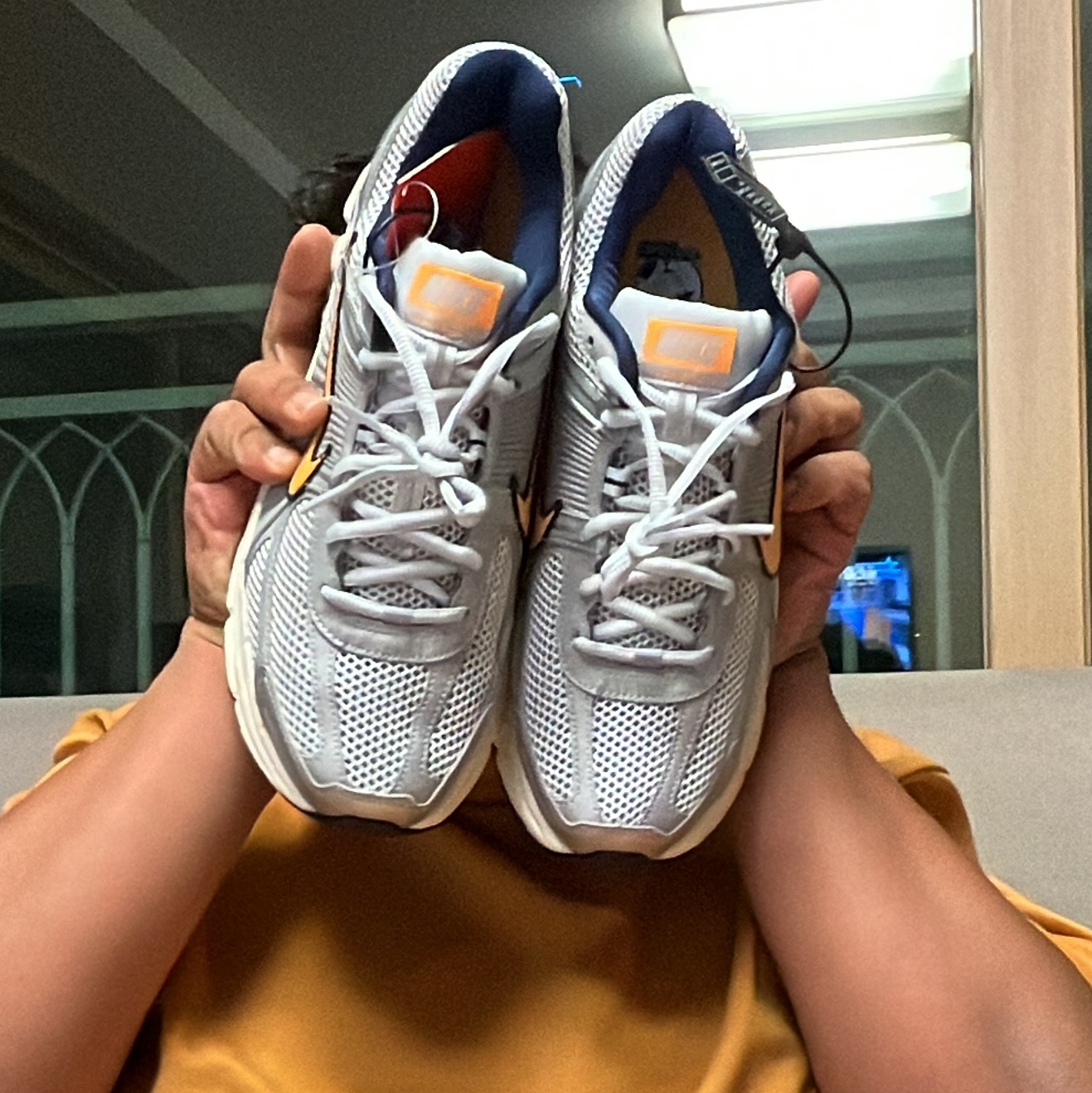 Nike Zoom Vomero 5 Pure Platinum and Laser Orange 착용 스타일 - 4