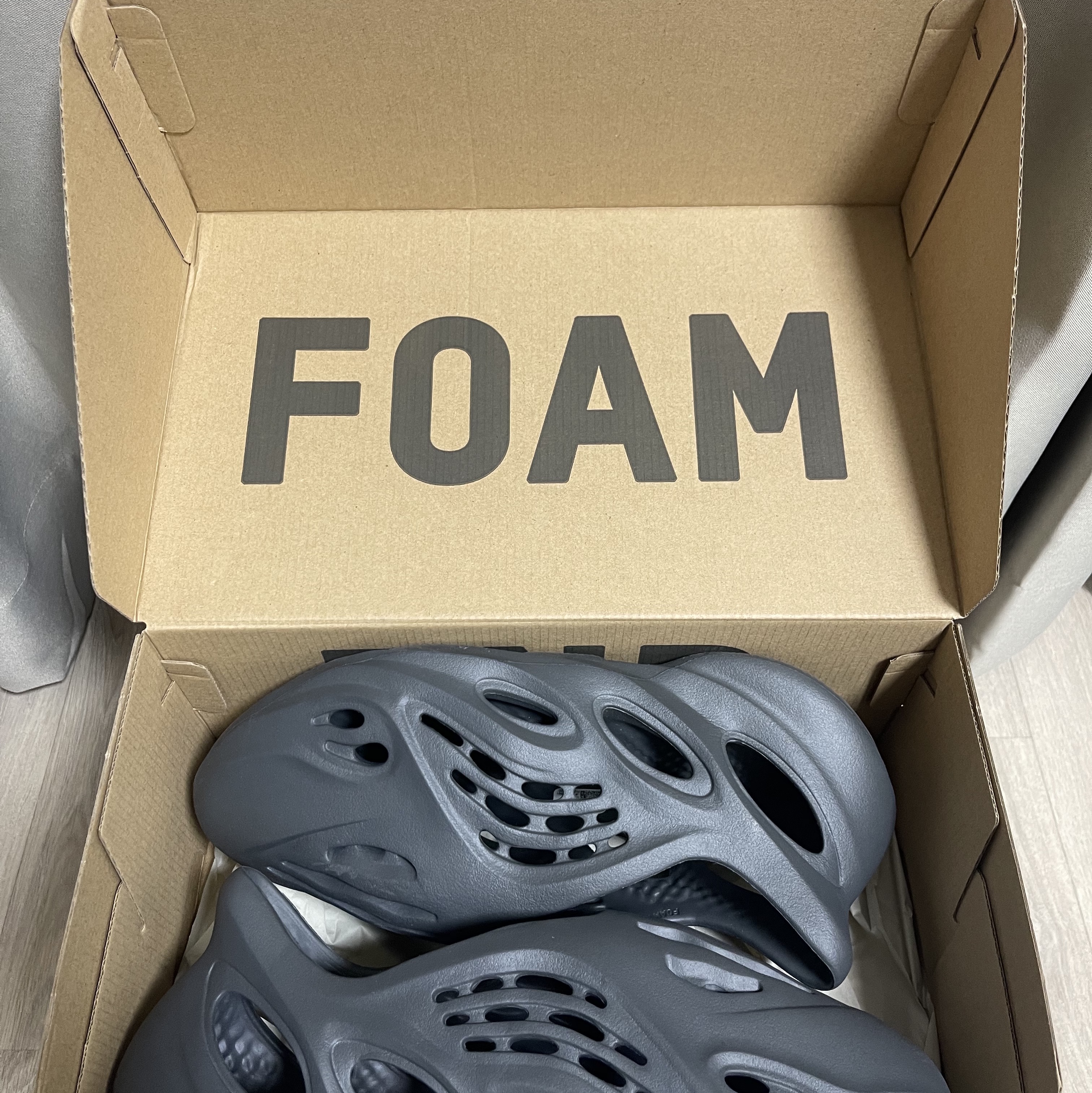 Adidas Yeezy Foam RNNR Carbon 착용 스타일