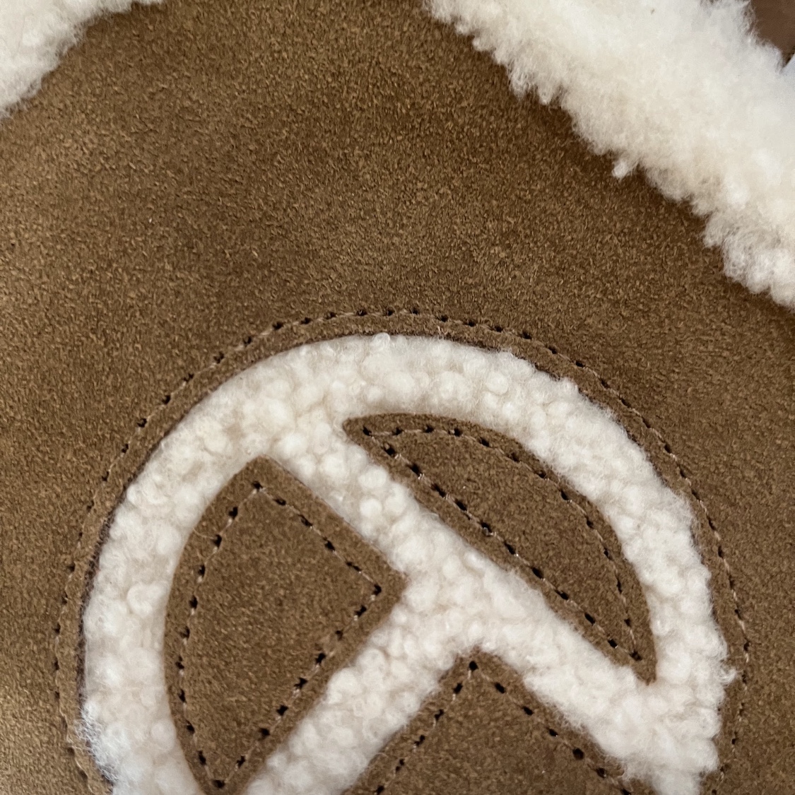 Telfar x UGG Small Shopping Bag Chestnut 착용 스타일