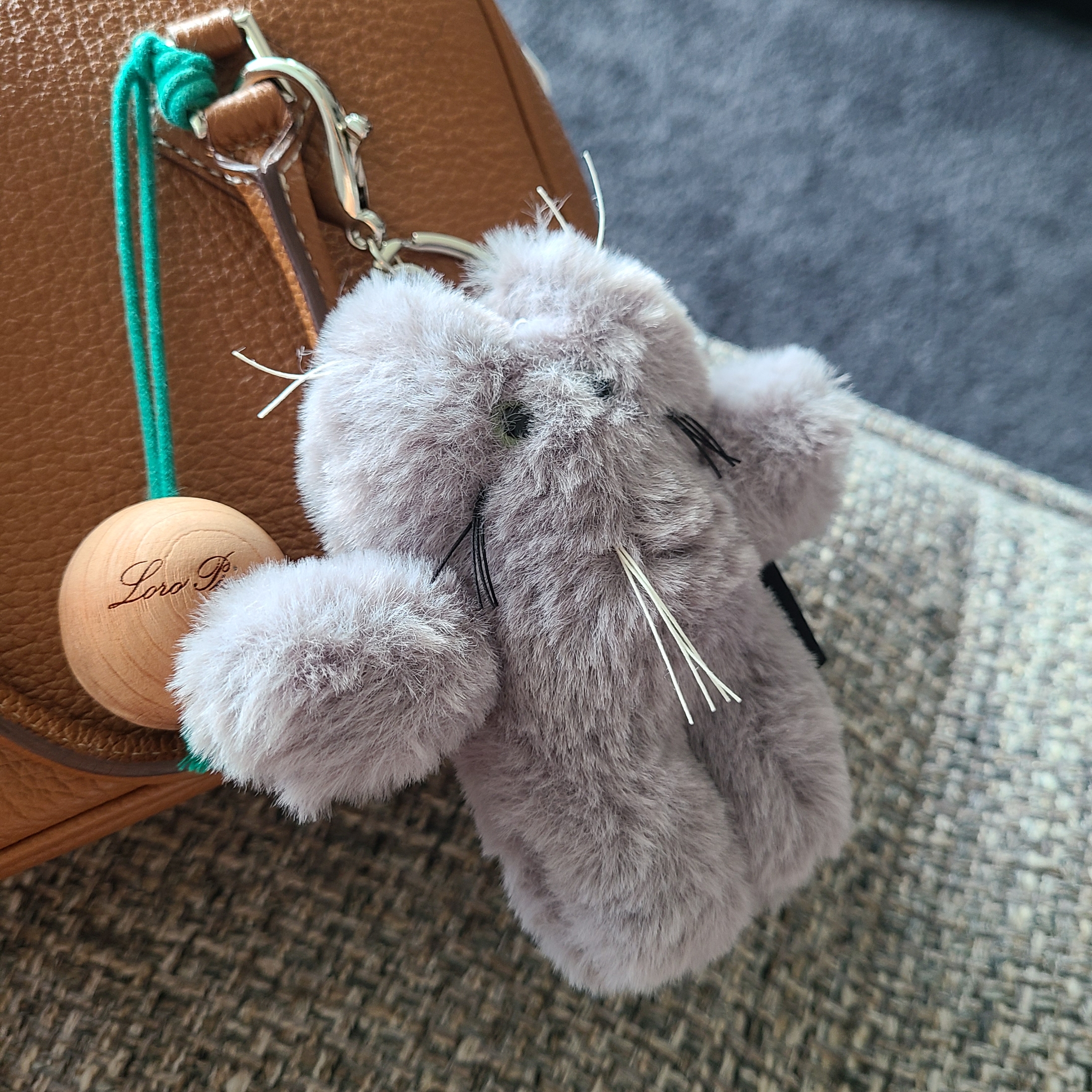 Godashin Cats Keyring Grey 착용 스타일