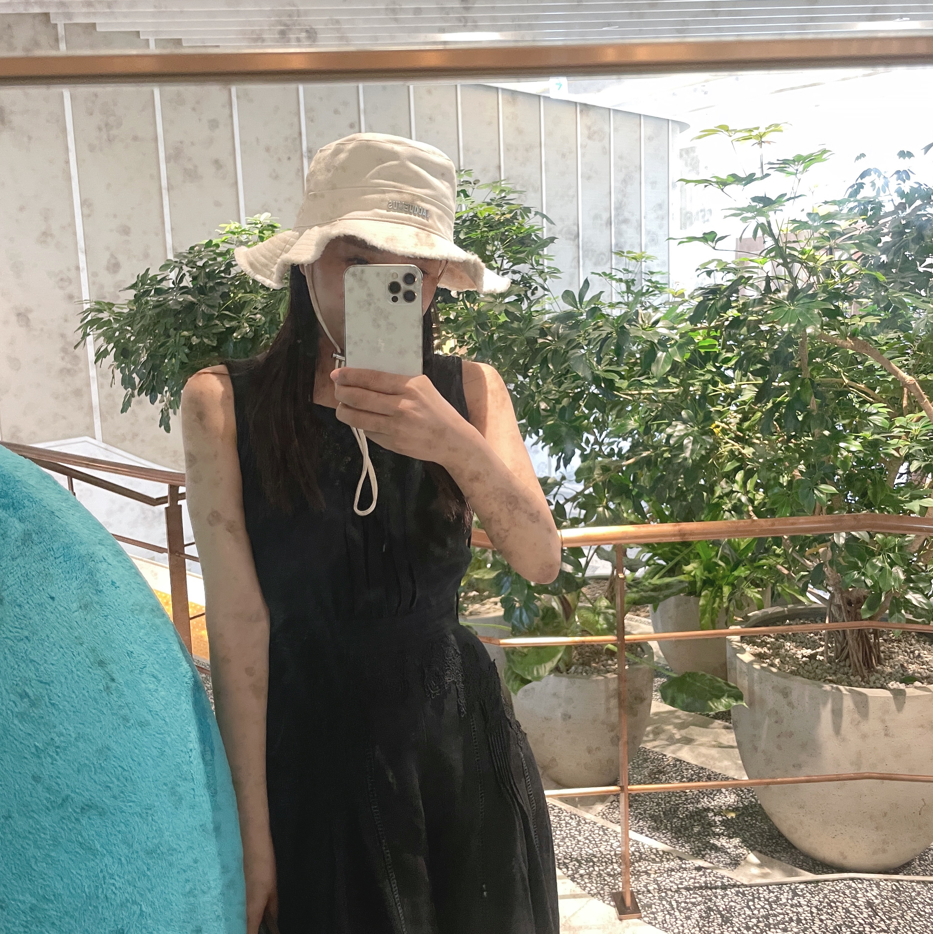 Jacquemus Le Bob Artichaut Bucket Hat Off White 착용 스타일 - 2