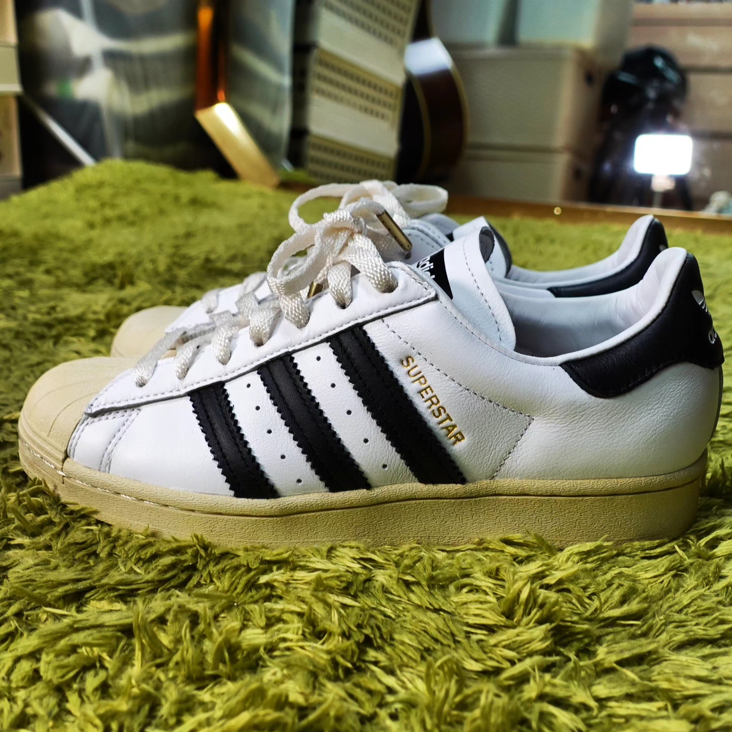 Adidas Superstar Premium White Black, Adidas Superstar White Black 착용 스타일 - 4