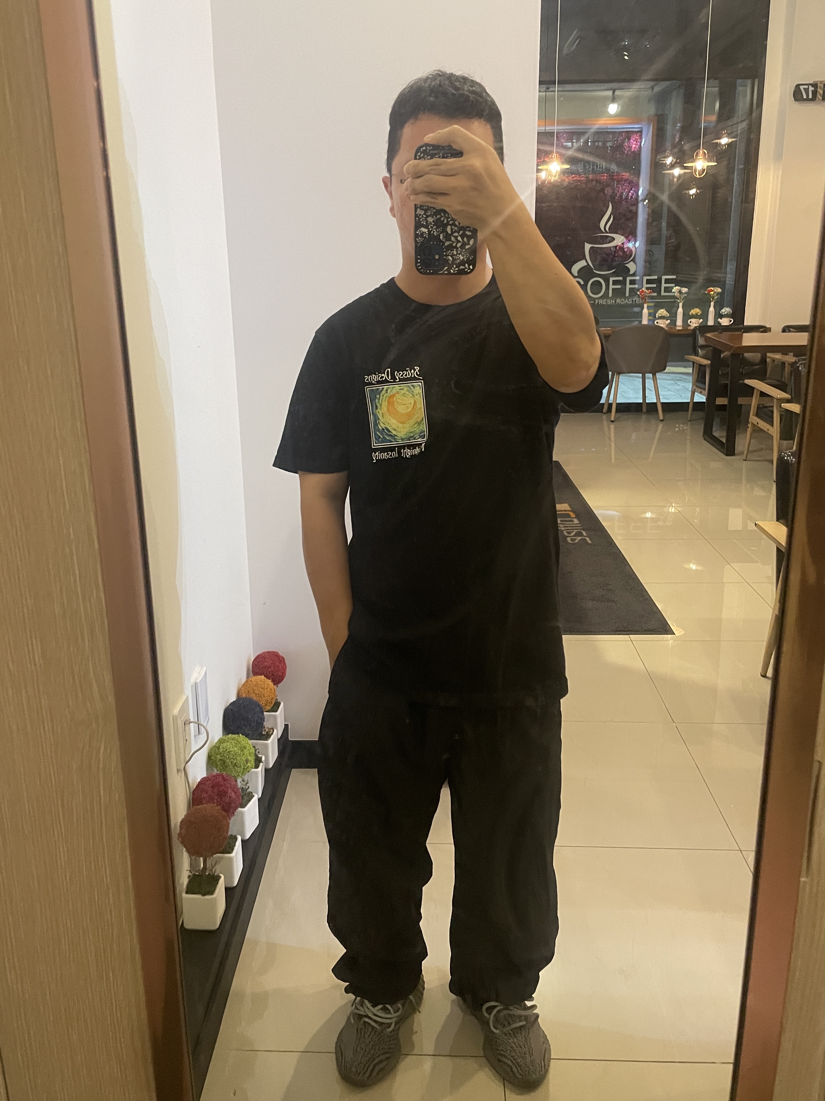Adidas Yeezy Boost 350 V2 Beluga 2.0, Stussy Midnight Insanity T-Shirt Black 착용 스타일