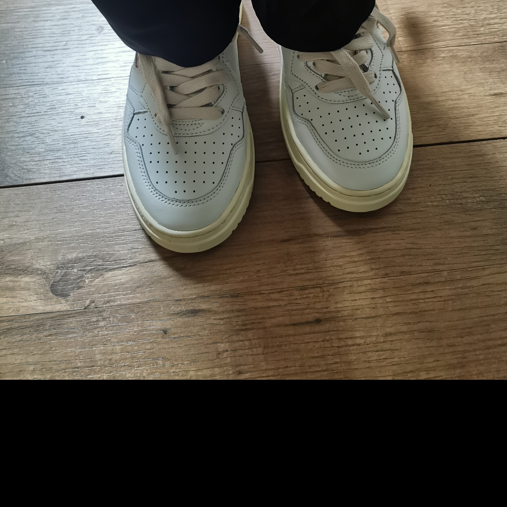 (W) Autry Medalist Low Leather Sneakers White 착용 스타일 - 3
