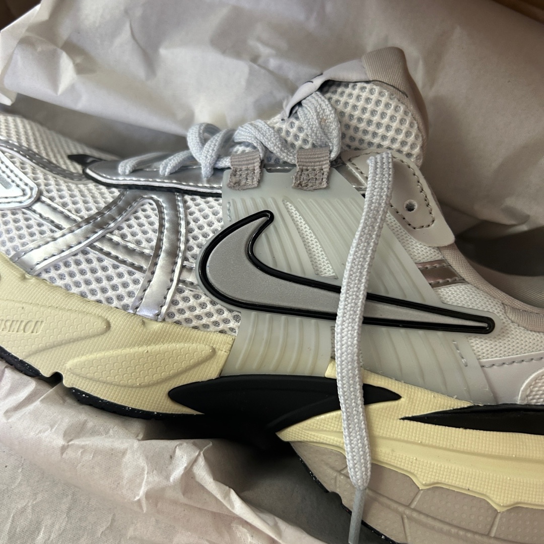Nike V2K Run Summit White Metallic Silver 착용 스타일