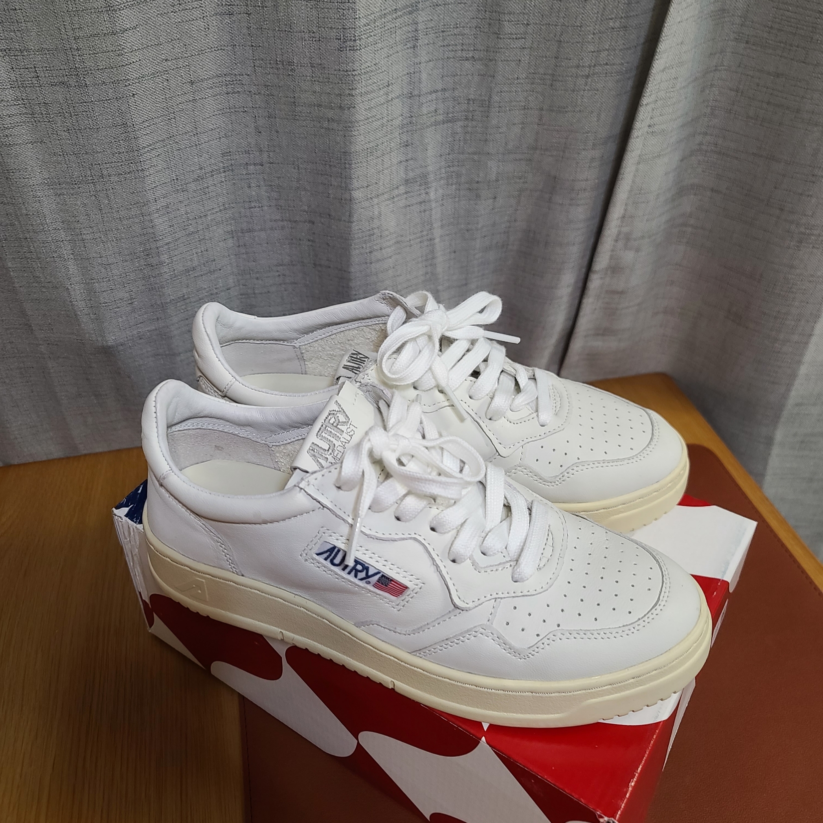 Autry Medalist Low Goatskin Sneakers White 착용 스타일