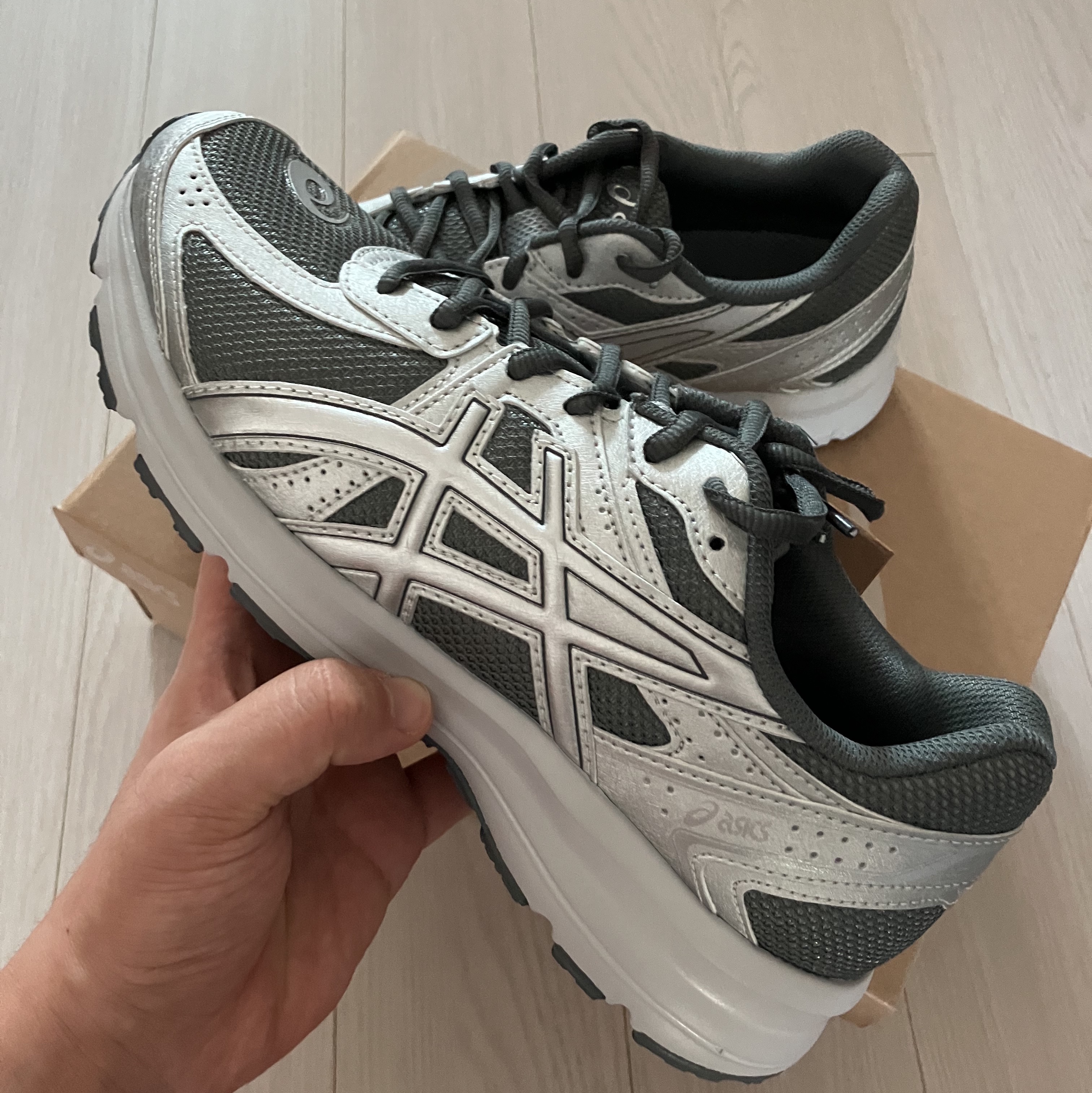 Asics Jog 100 S SMU Sheet Rock Pure Silver - 2E Wide 착용 스타일