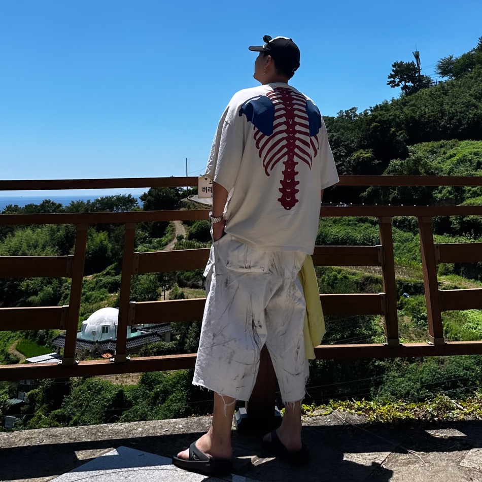 Nos Couleurs Distressed Cargo Shorts White 착용 스타일 - 2