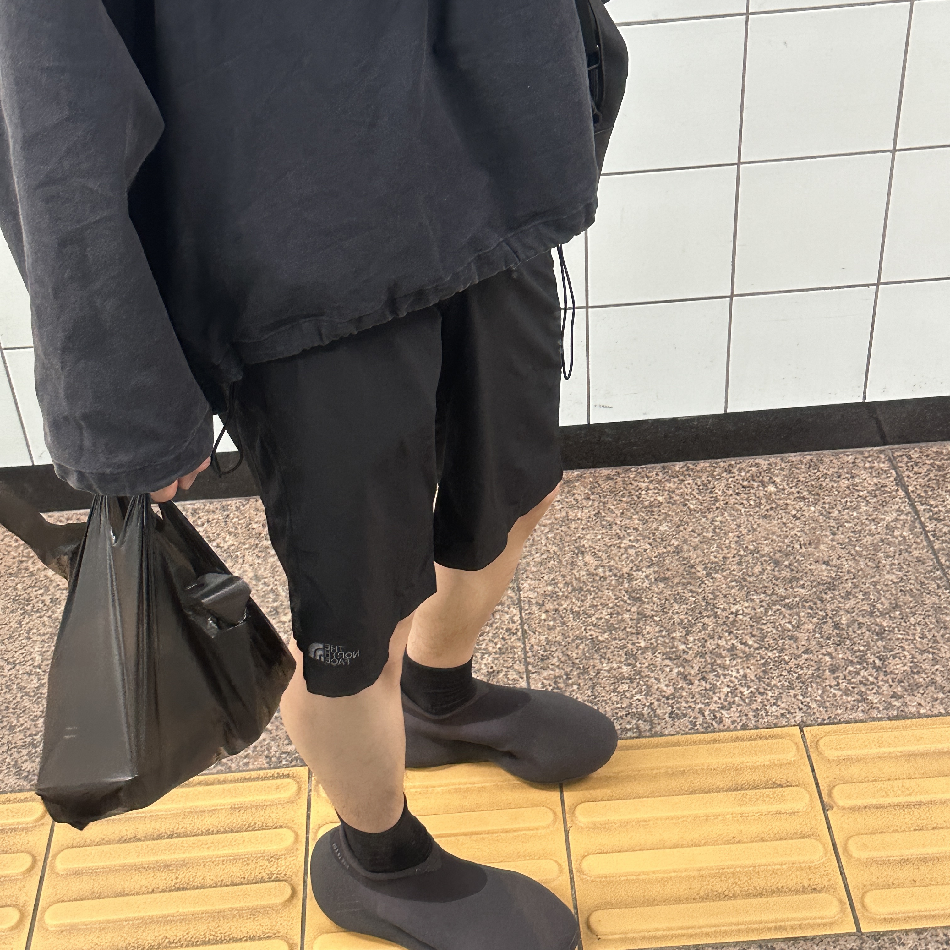 Adidas Yeezy Knit RNR Fade Onyx 착용 스타일 - 2