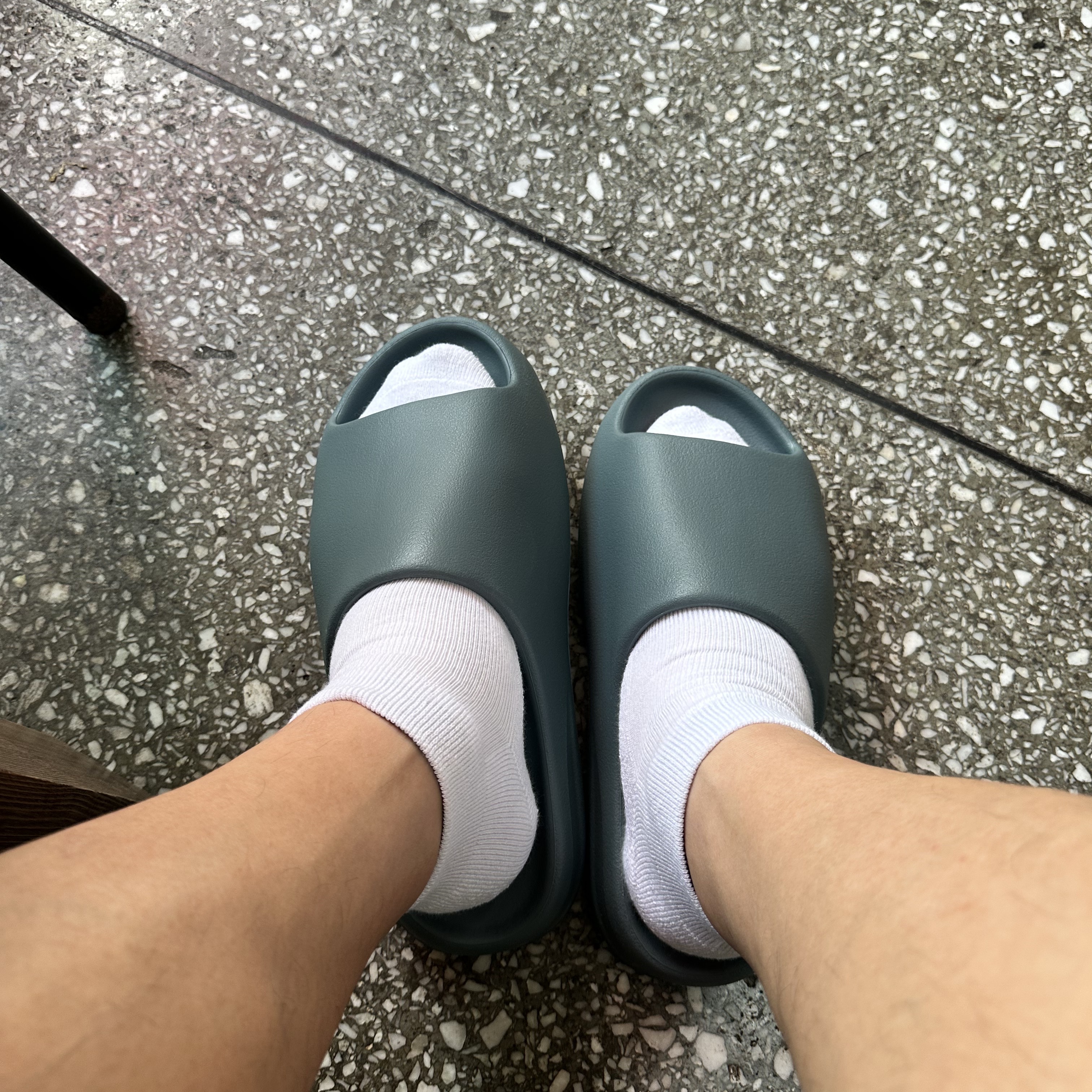 Adidas Yeezy Slide Slate Marine, Stussy Big Basic Water Shorts Black 착용 스타일 - 2