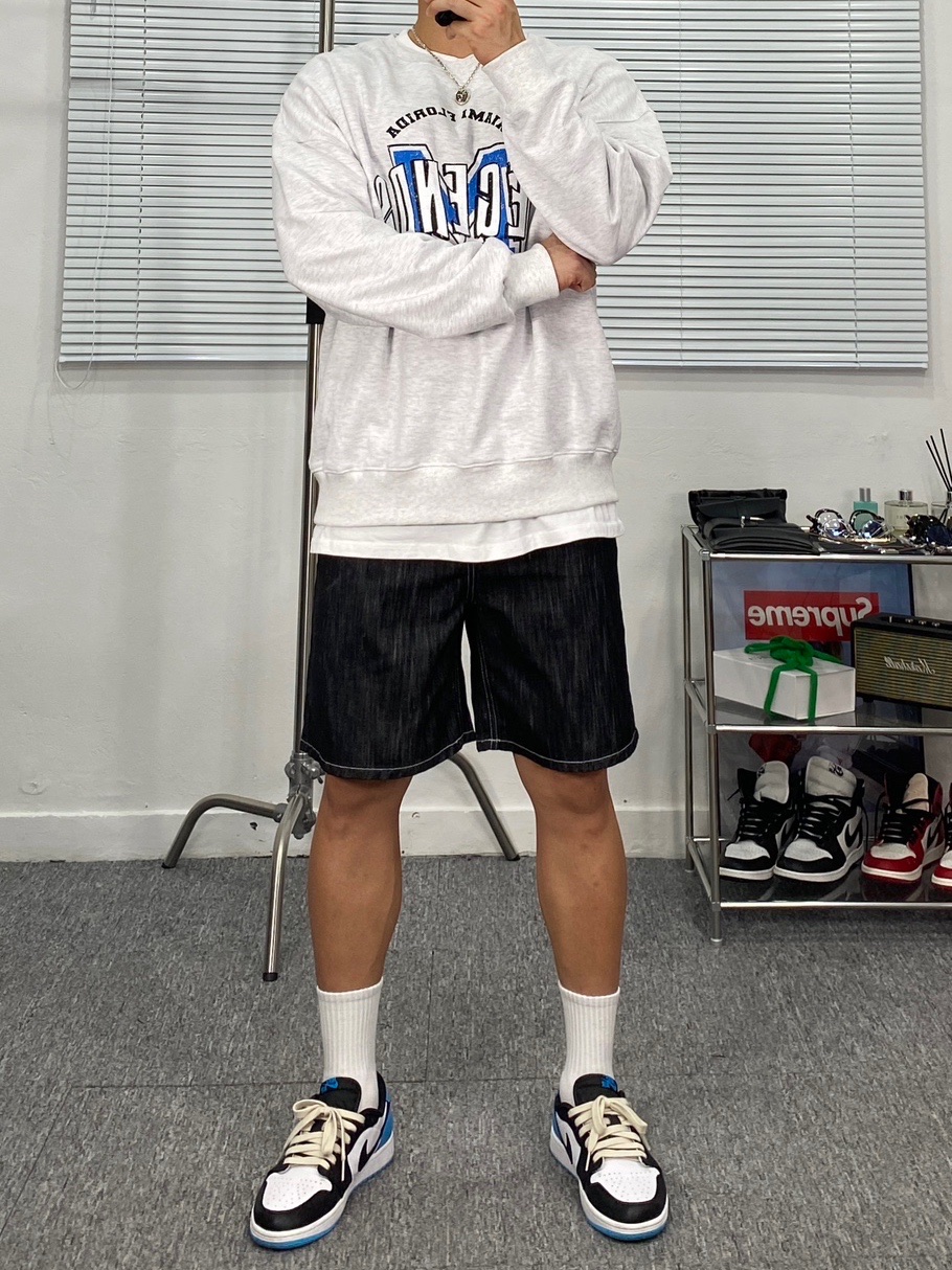 Jordan 1 Retro Low OG Black and Dark Powder Blue 착용 스타일 - 1